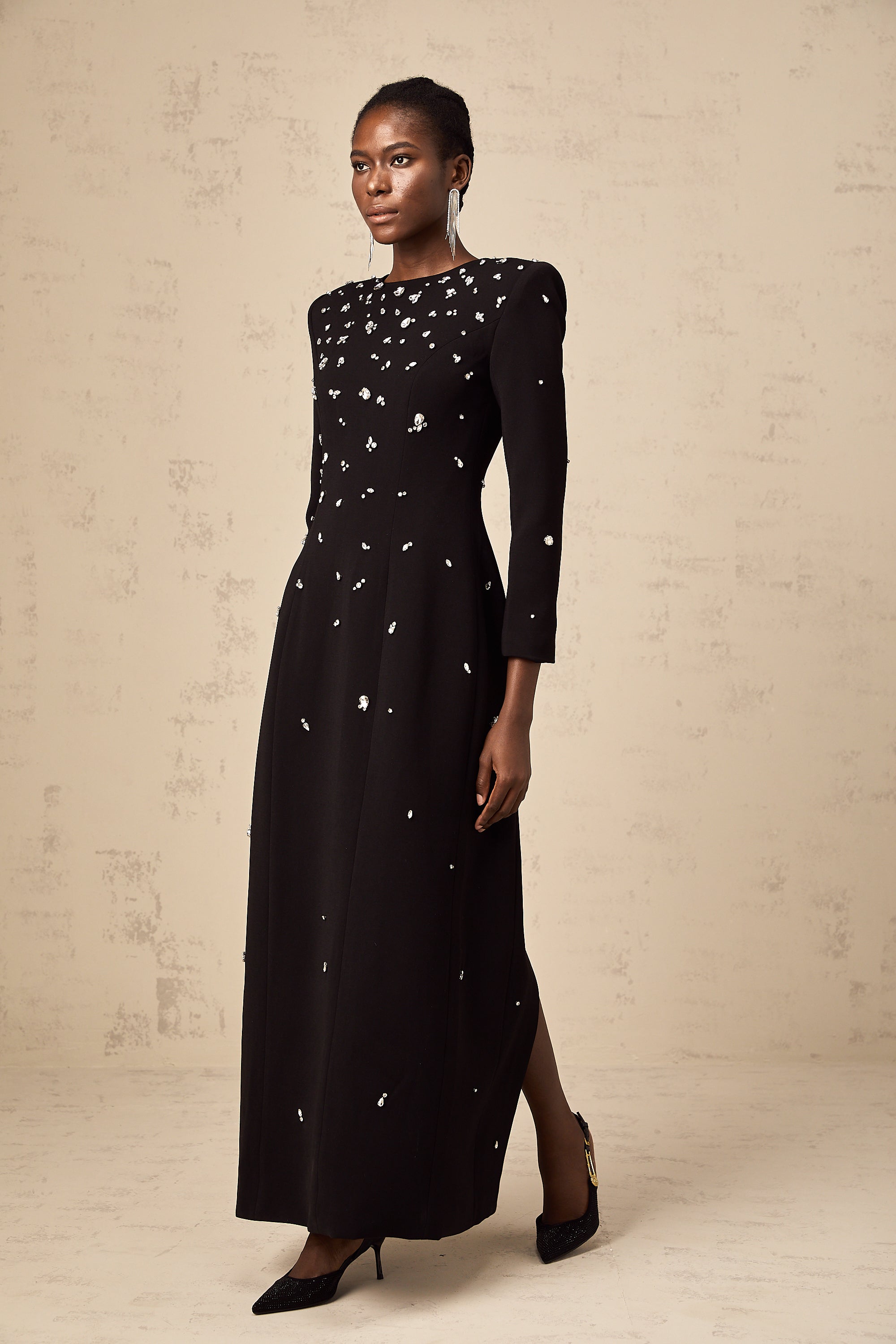 Vestido maxi negro Imelda con cristales y detalles elegantes, diseñado por Final Sale, para ocasiones especiales.