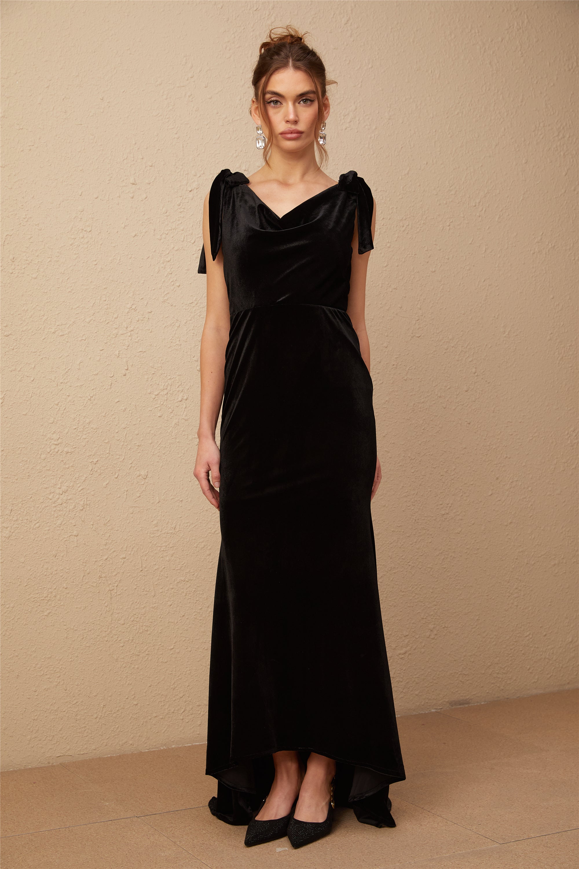 Vestido maxi de terciopelo con adornos Audrey, abierto por la espalda, en color oscuro, diseñado por Final Sale.