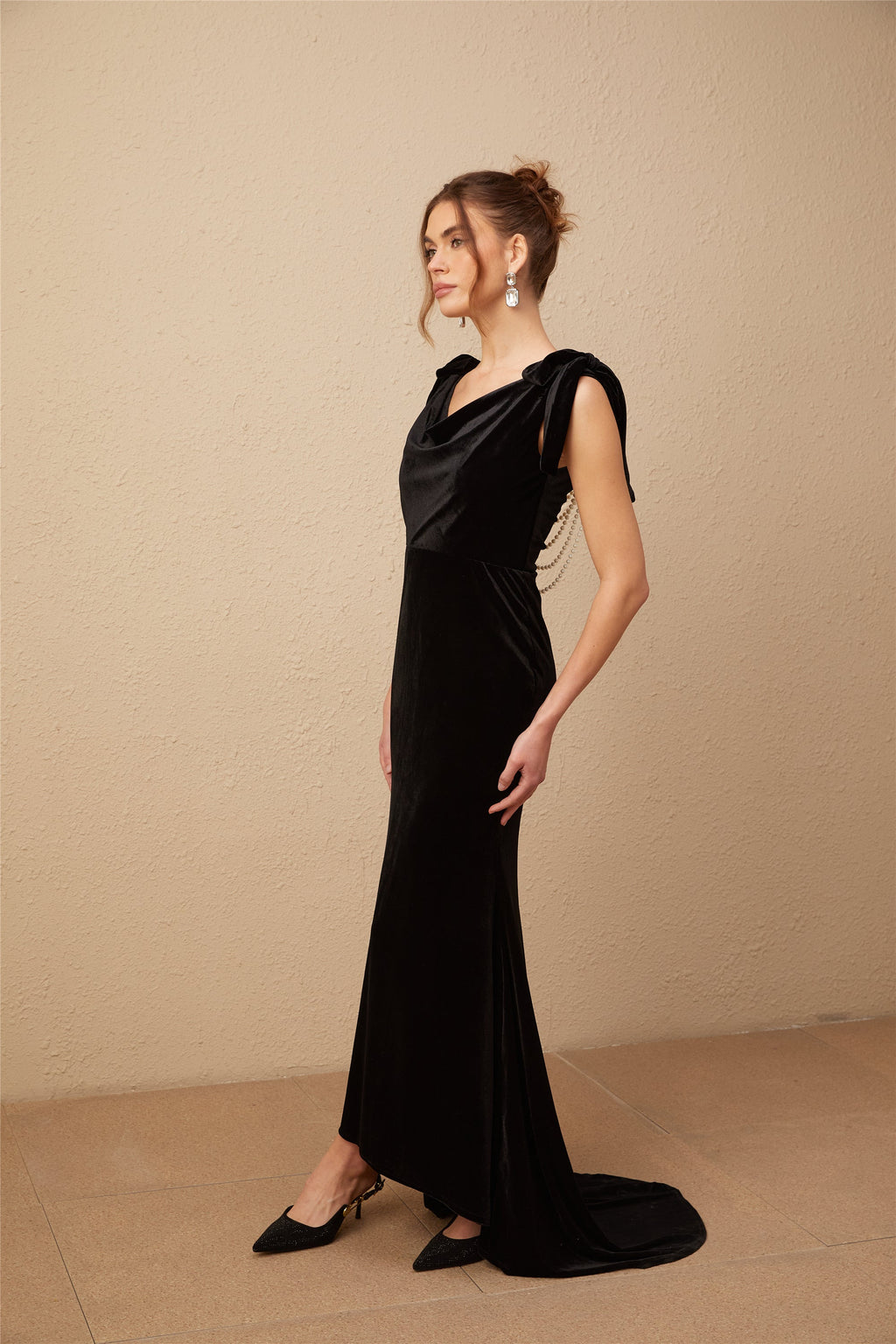 Vestido maxi de terciopelo con adornos y espalda abierta de la marca Final Sale, en color oscuro y elegante para ocasiones especiales.