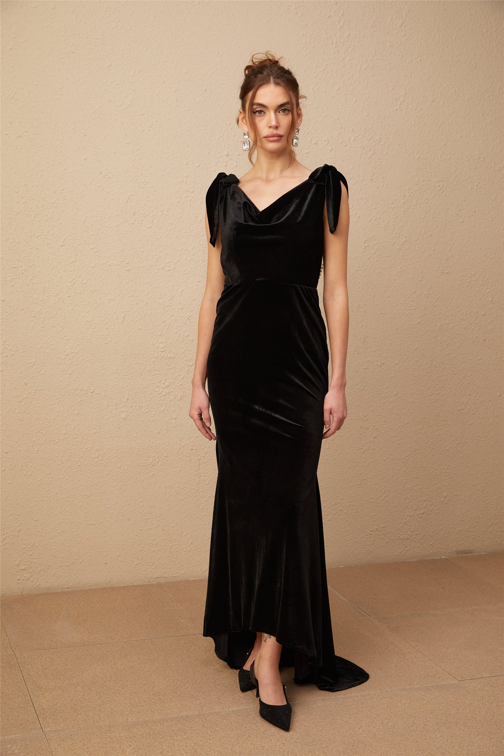 Vestido largo de terciopelo con adornos Audrey, con espalda abierta y diseño elegante, en color oscuro.