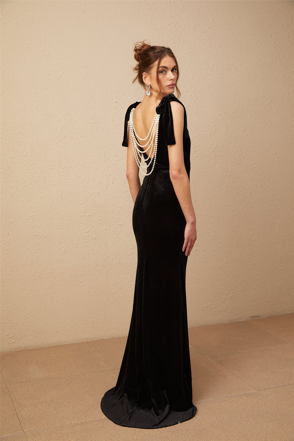 Vestido maxi de terciopelo negro con adornos, escote abierto en la espalda, de la marca Final Sale, para ocasiones elegantes.
