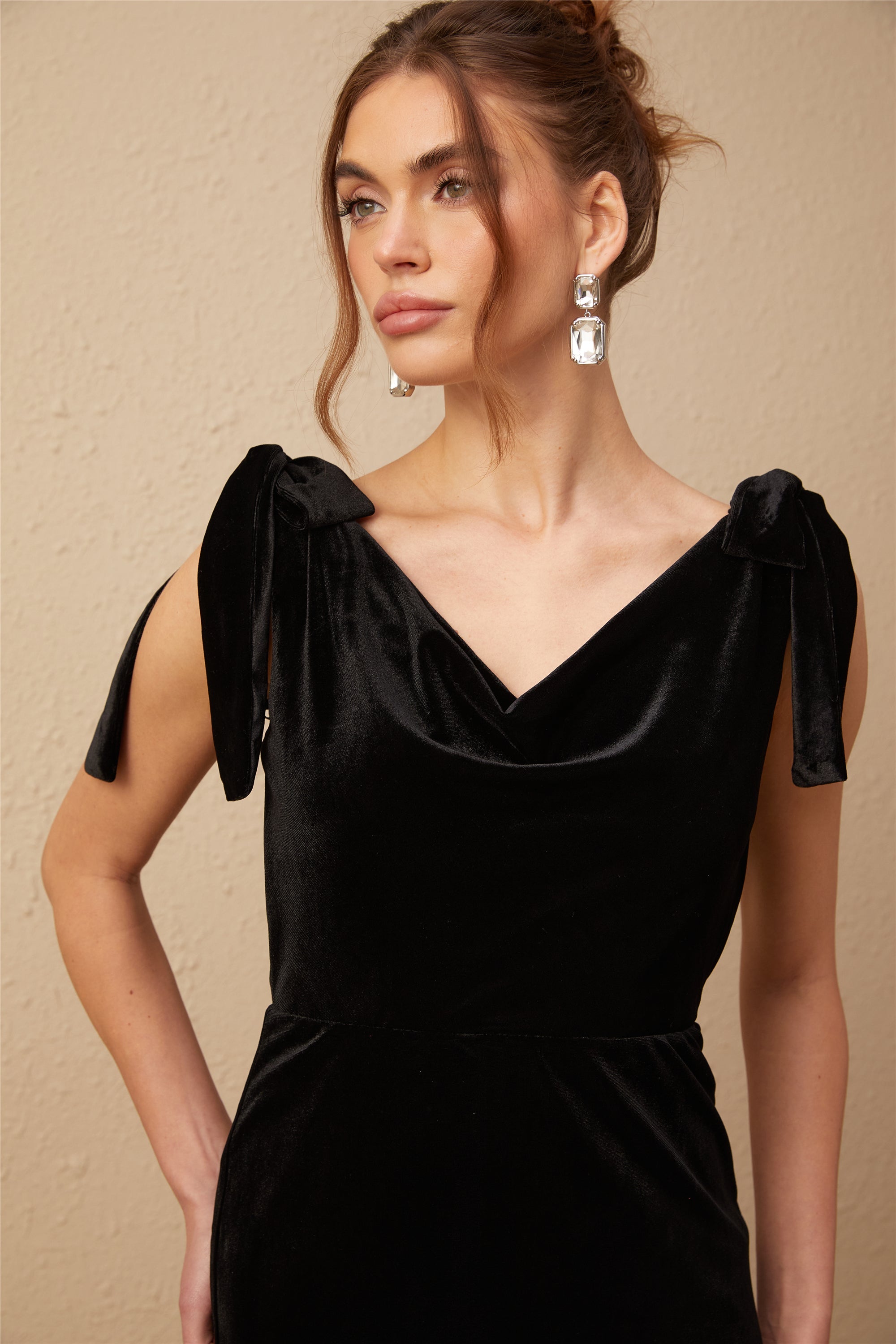 Vestido largo de noche Audrey con detalles de terciopelo y espalda abierta, en color oscuro, de la marca Final Sale.