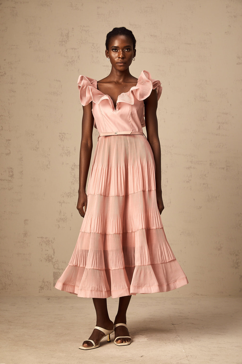 Vestido midi plisado con volantes en coral rosa de la marca Final Sale, muestra detalles de fruncido y diseño elegante.