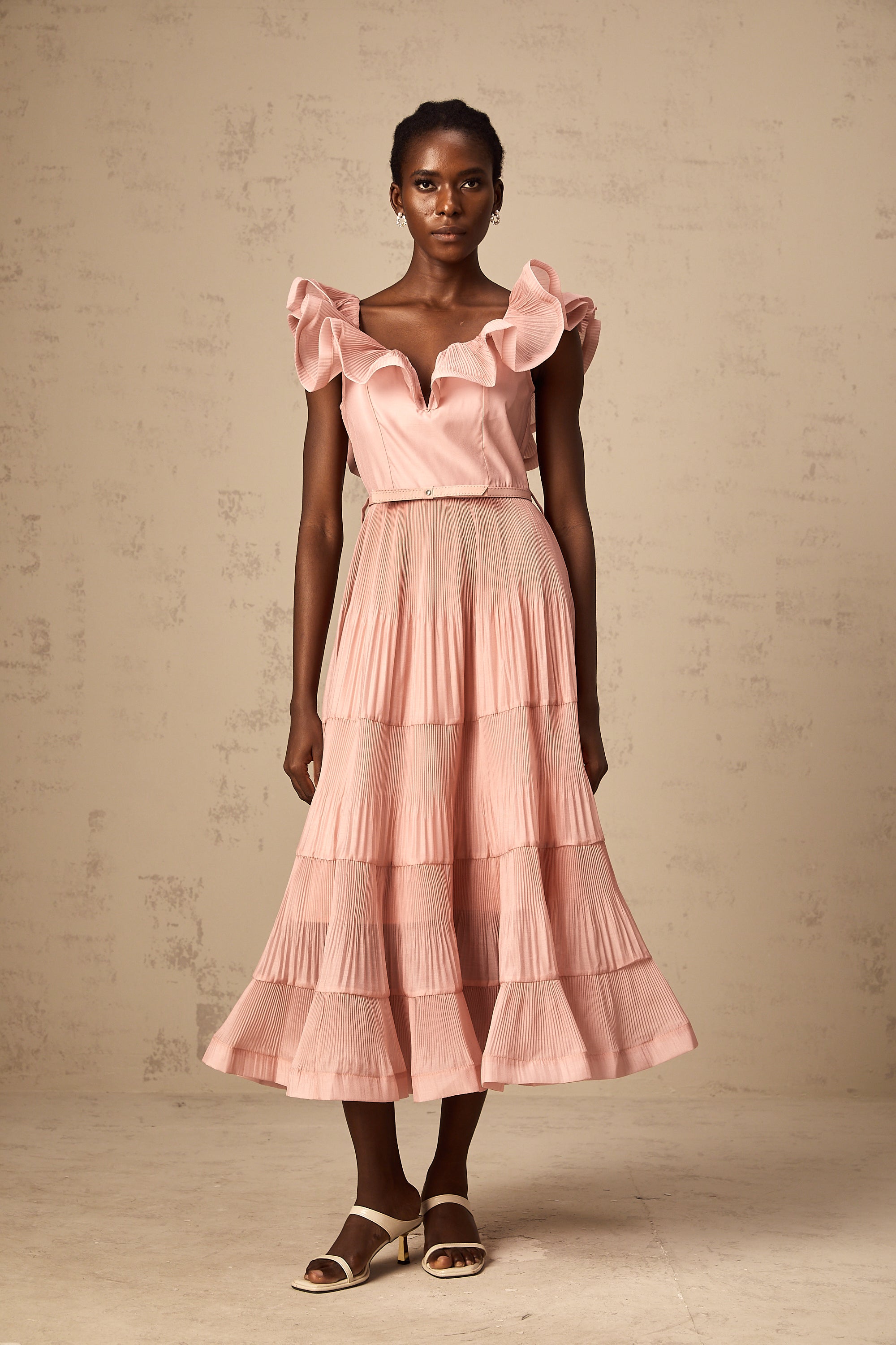 Vestido midi plisado con volantes en coral rosa de la marca Final Sale, muestra detalles de fruncido y diseño elegante.
