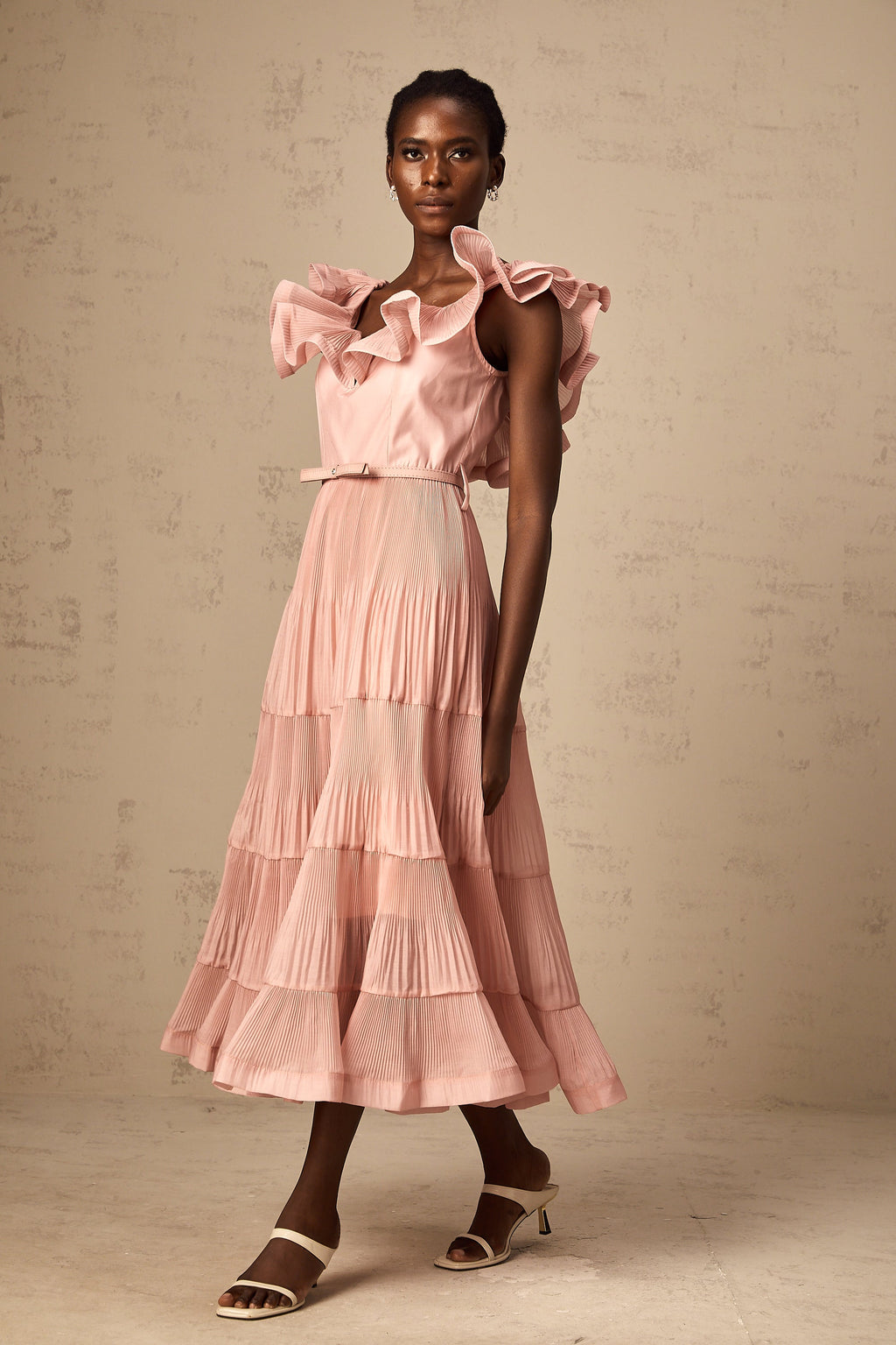 Vestido midi plisado y fruncido en color coral-pínk de la marca Final Sale, con detalles elegantes y diseño femenino.