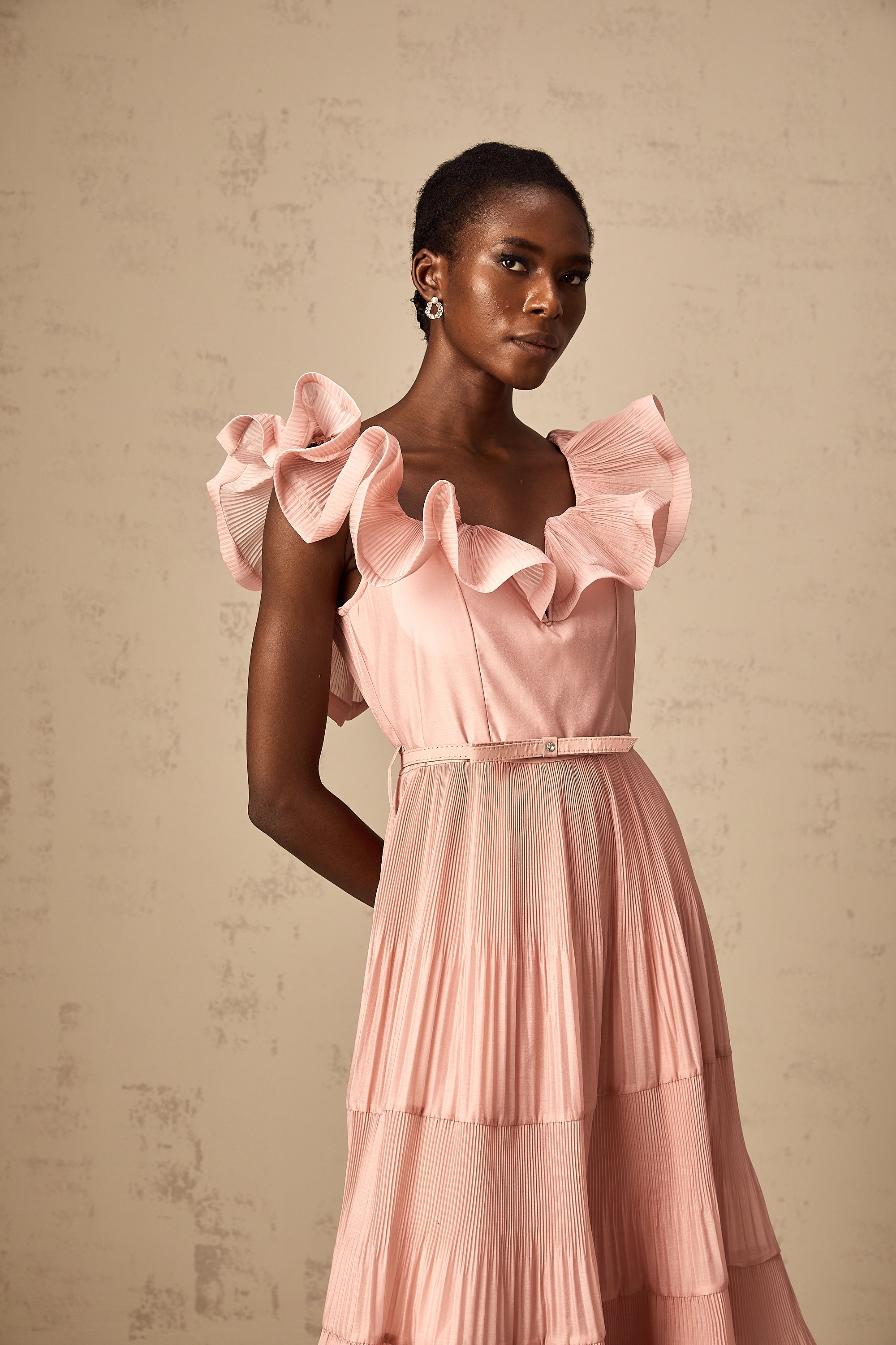 Vestido midi plisado y con volantes en color coral-pink de la marca Final Sale, con detalles elegantes y estilo sofisticado.