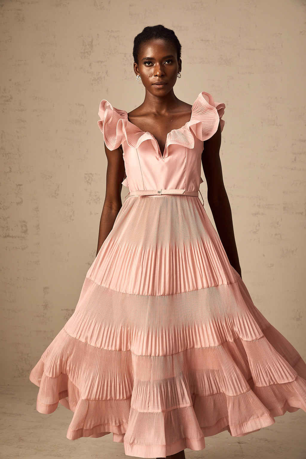 Vestido midi plisado con volantes y color coral-palo rosa de la marca Final Sale, con detalles fruncidos y estilo elegante.