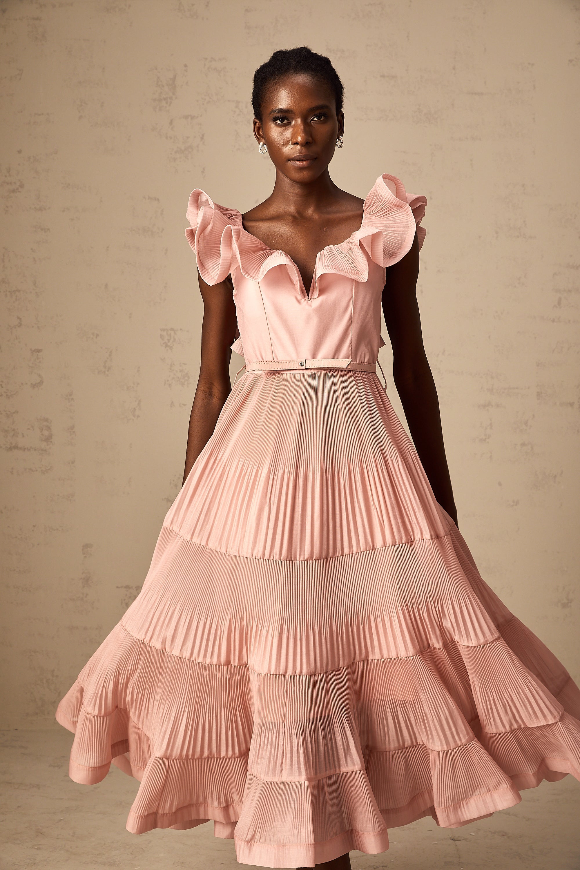 Vestido midi plisado con volantes y color coral-palo rosa de la marca Final Sale, con detalles fruncidos y estilo elegante.