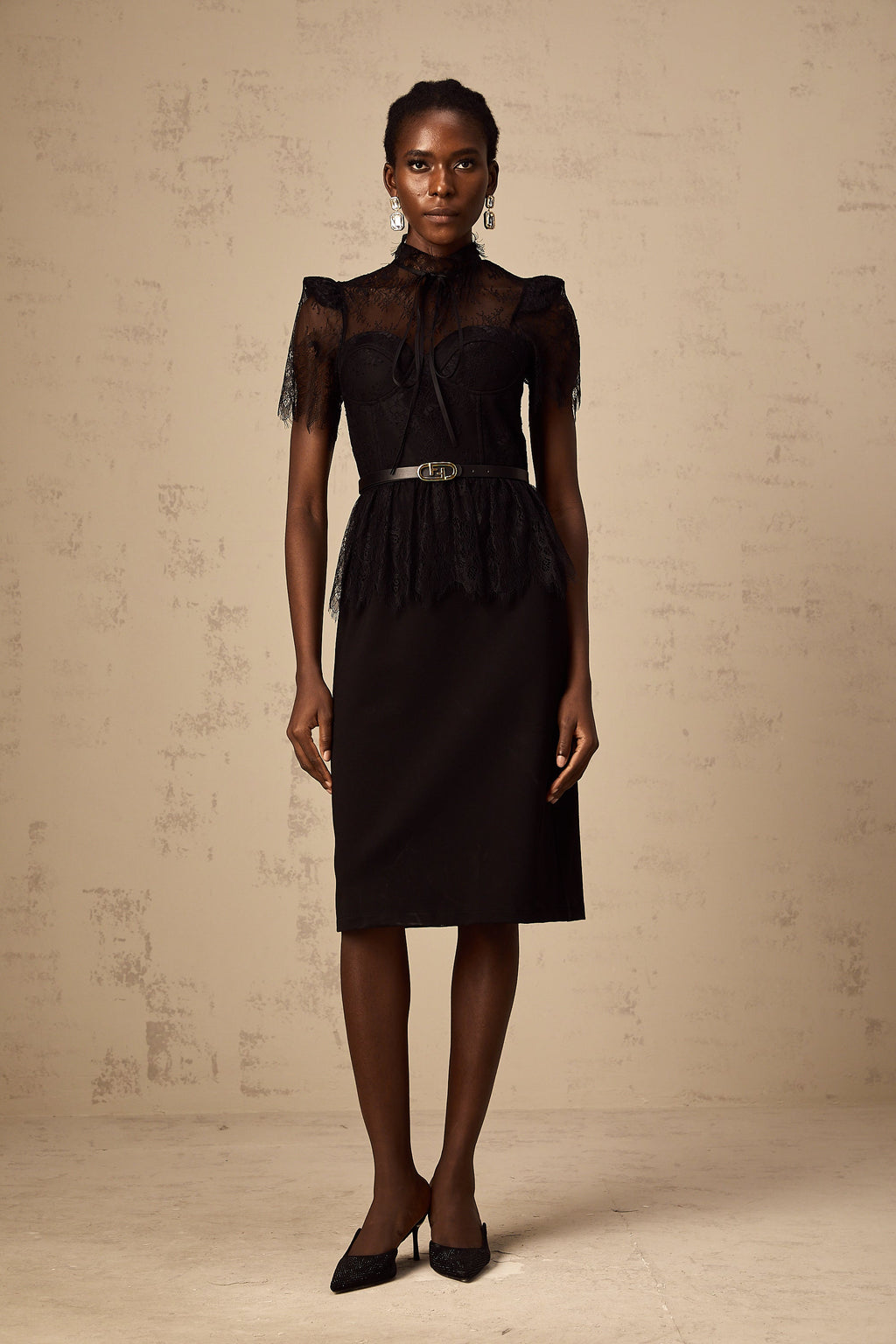 Vestido midi negro de encaje guipur Thérèse sin cinturón, estilo elegante y sofisticado, para ocasiones formales.