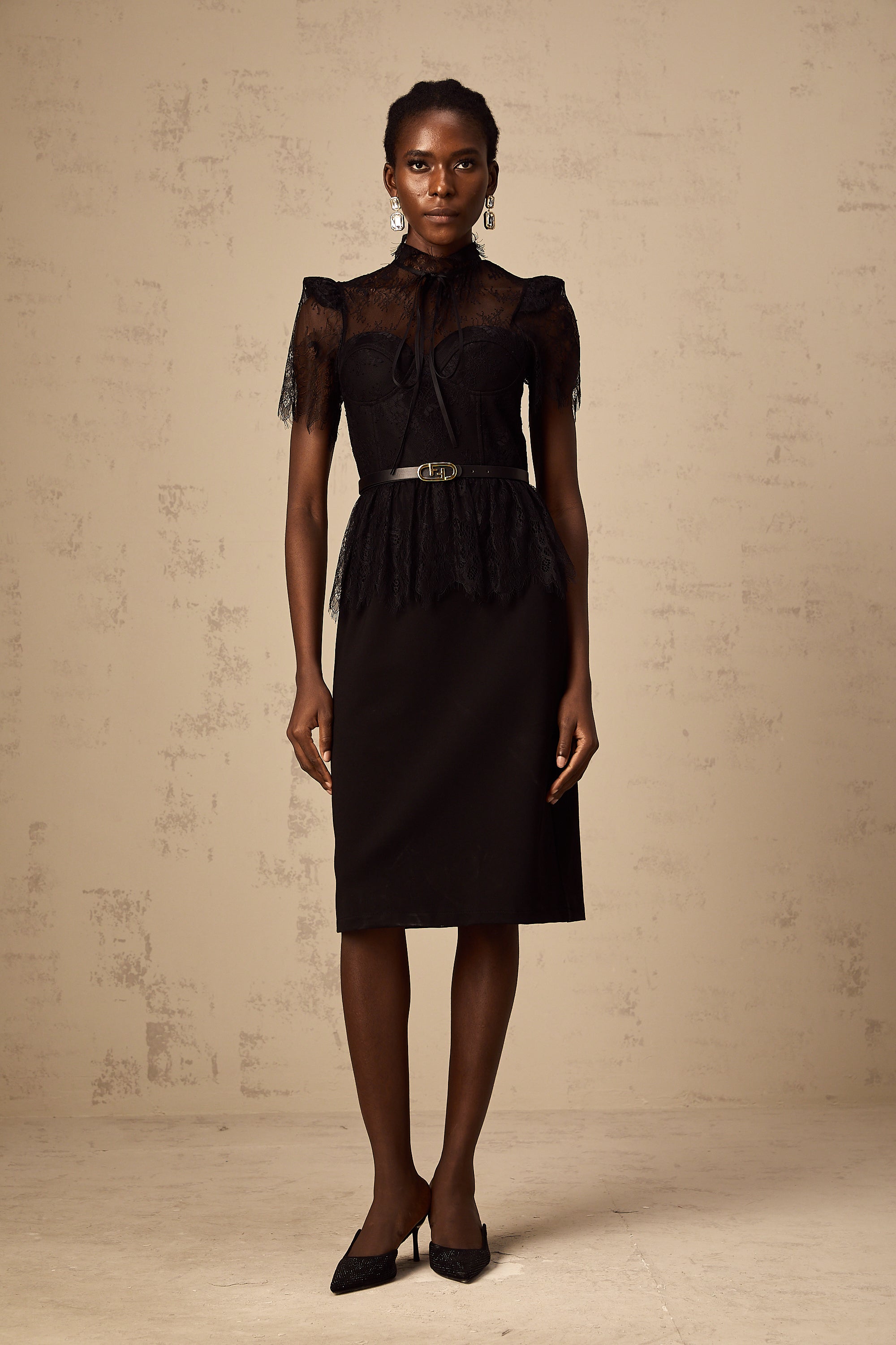 Vestido midi negro de encaje guipur Thérèse sin cinturón, estilo elegante y sofisticado, para ocasiones formales.
