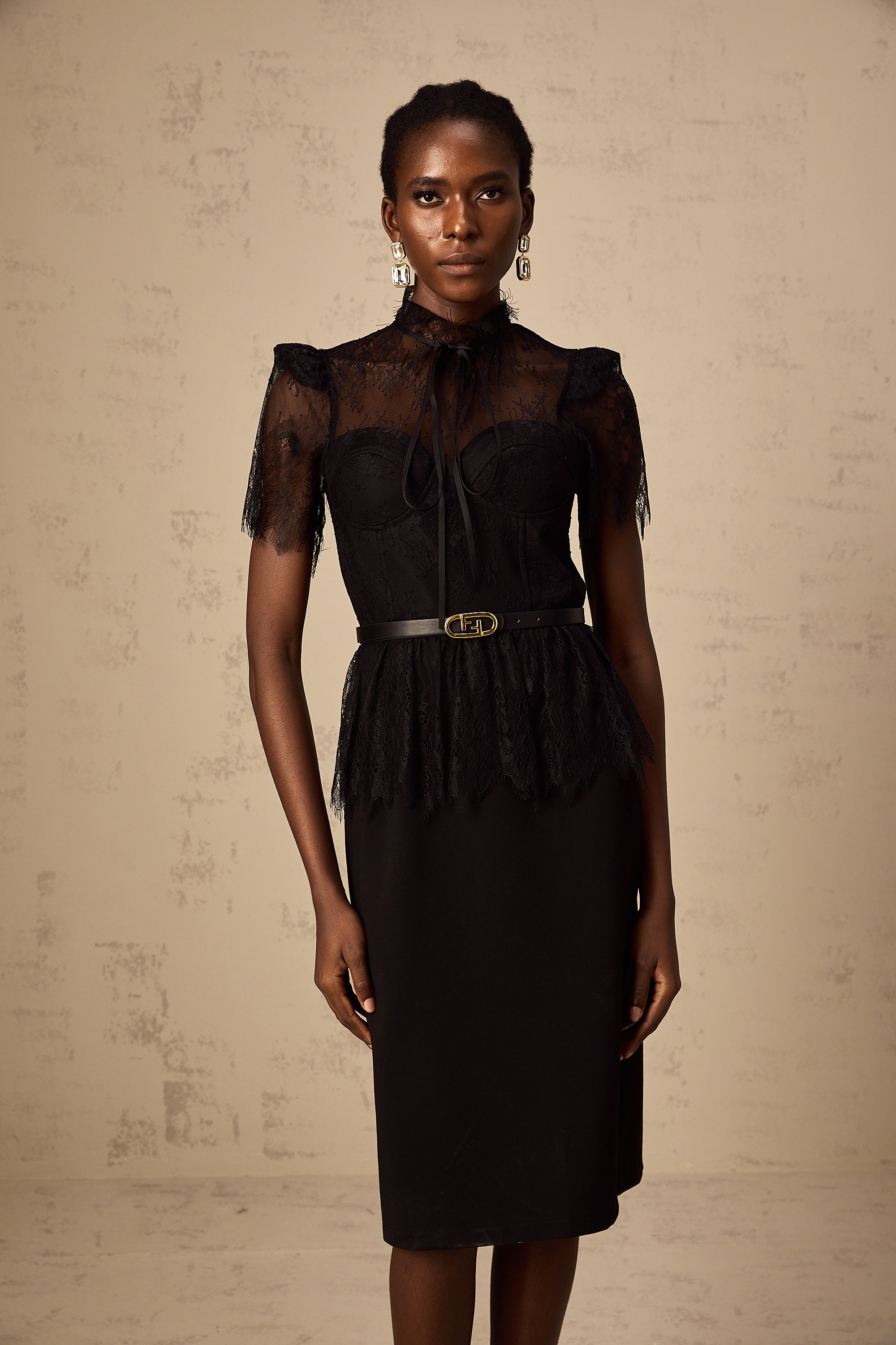 Vestido midi negro de encaje guipur Thérèse de marca Final Sale, con paneles y sin cinturón, vista frontal.