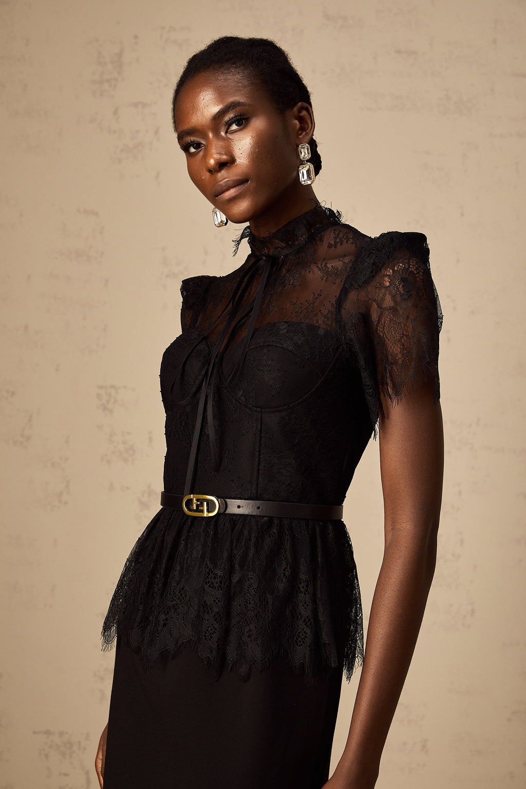 Vestido midi negro de encaje guipur Thérèse de Final Sale, sin cinturón, con paneles y diseño elegante para ocasiones especiales.