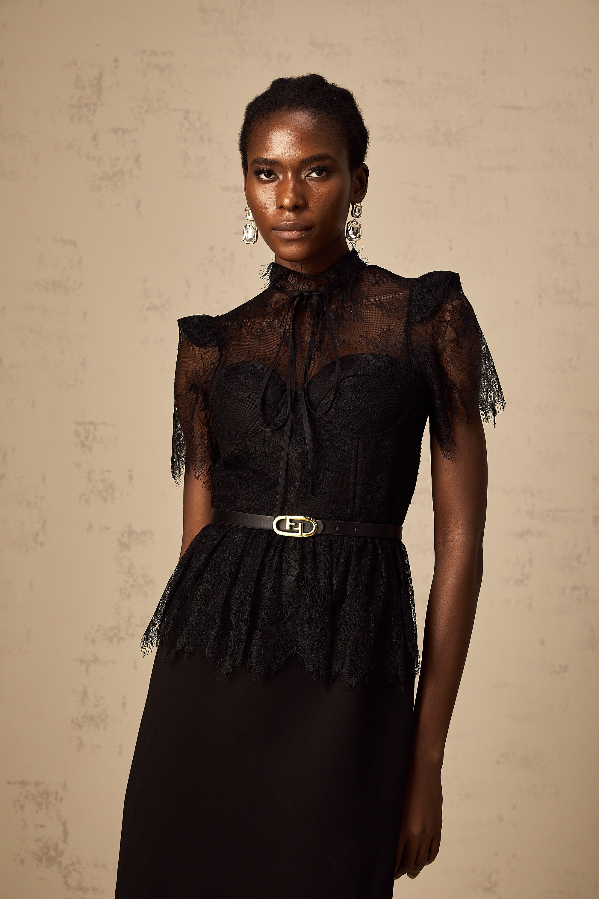 Vestido midi negro de encaje guipure Thérèse sin cinturón, estilo elegante, con paneles y detalles delicados en la tela.