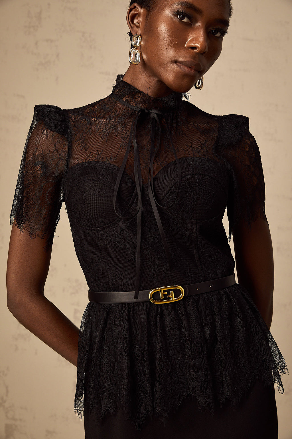 Vestido midi negro de encaje guipur Thérèse sin cinturón, elegante y ajustado, ideal para ocasiones formales.