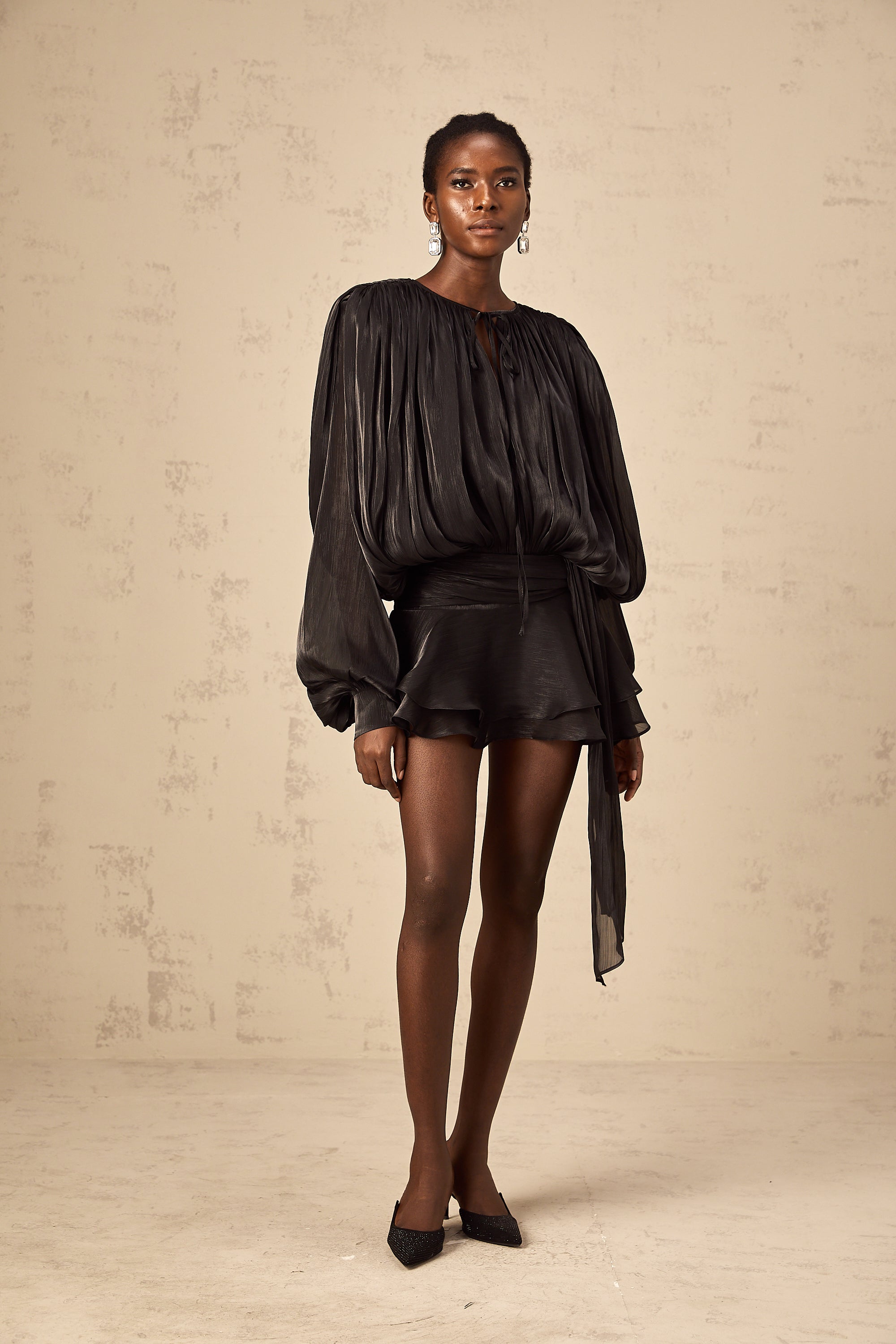 Eugénie Vestido mini negro con volantes y pliegues