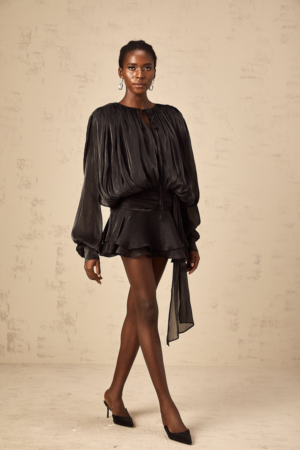 Eugénie Vestido mini negro con volantes y pliegues