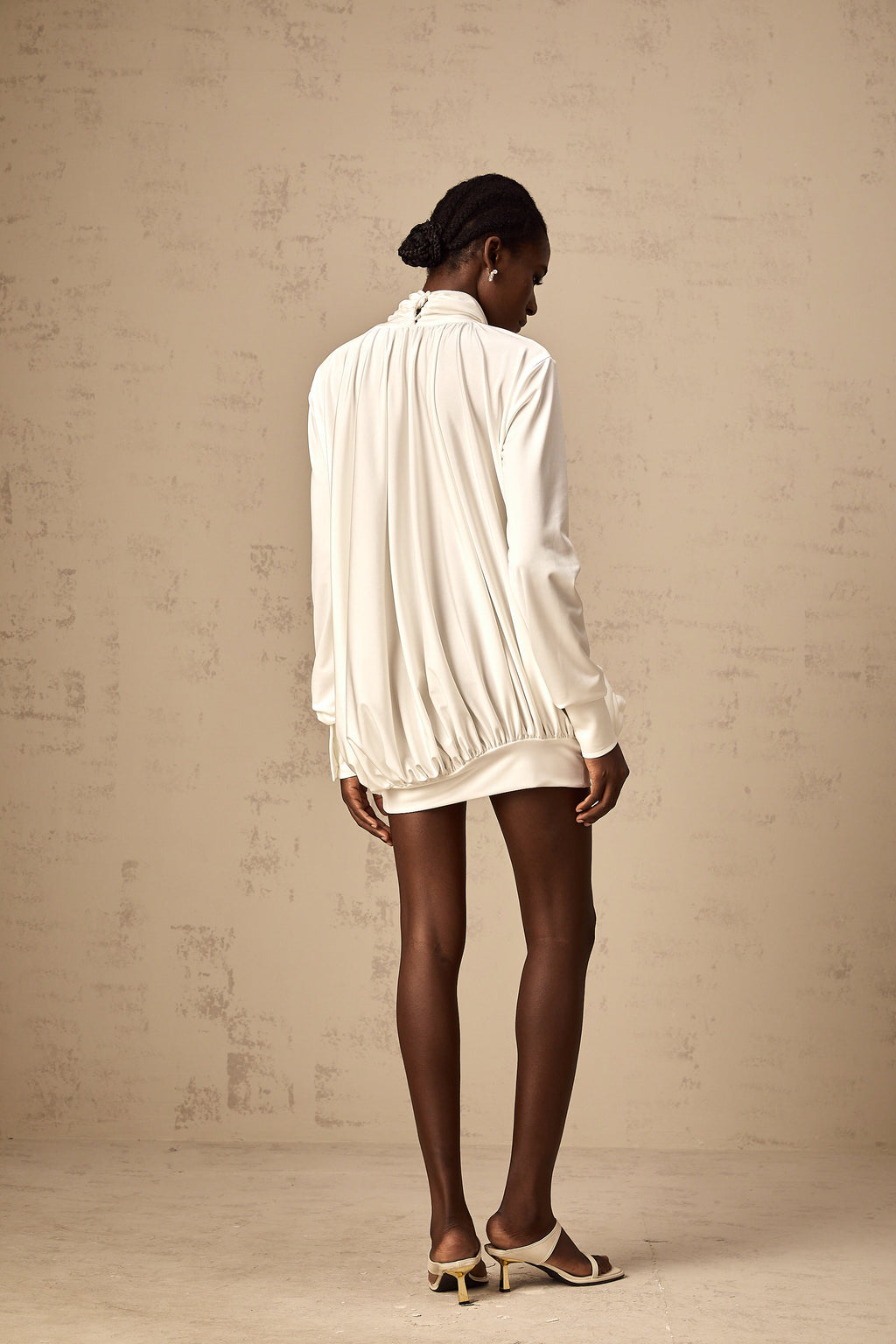 Vestido mini blanco Maeva de flores falsas con fruncido, estilo elegante y moderno para ocasiones especiales.