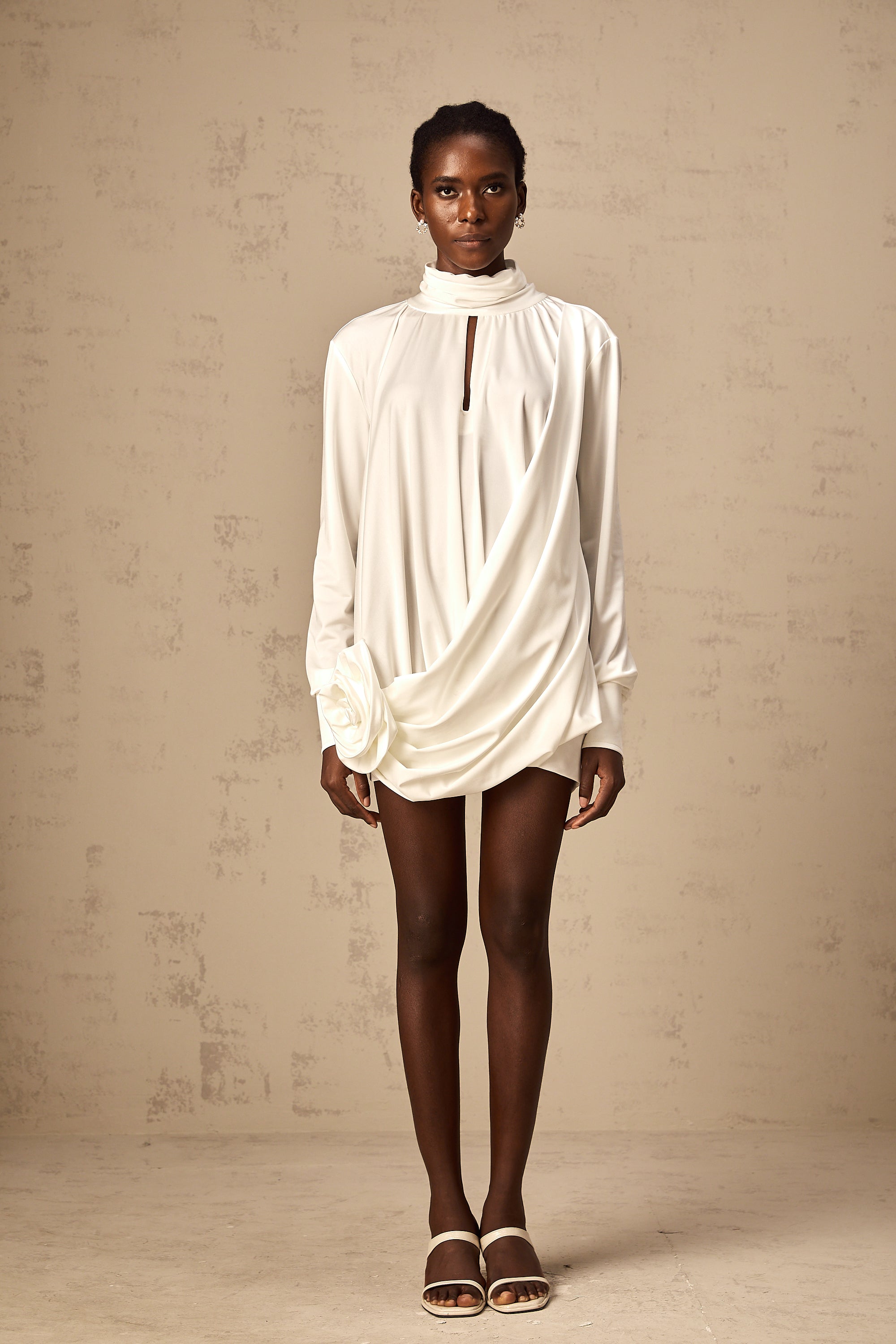 Vestido mini Maeva de flores falsas con fruncido en blanco, estilo elegante y moderno para ocasiones especiales.