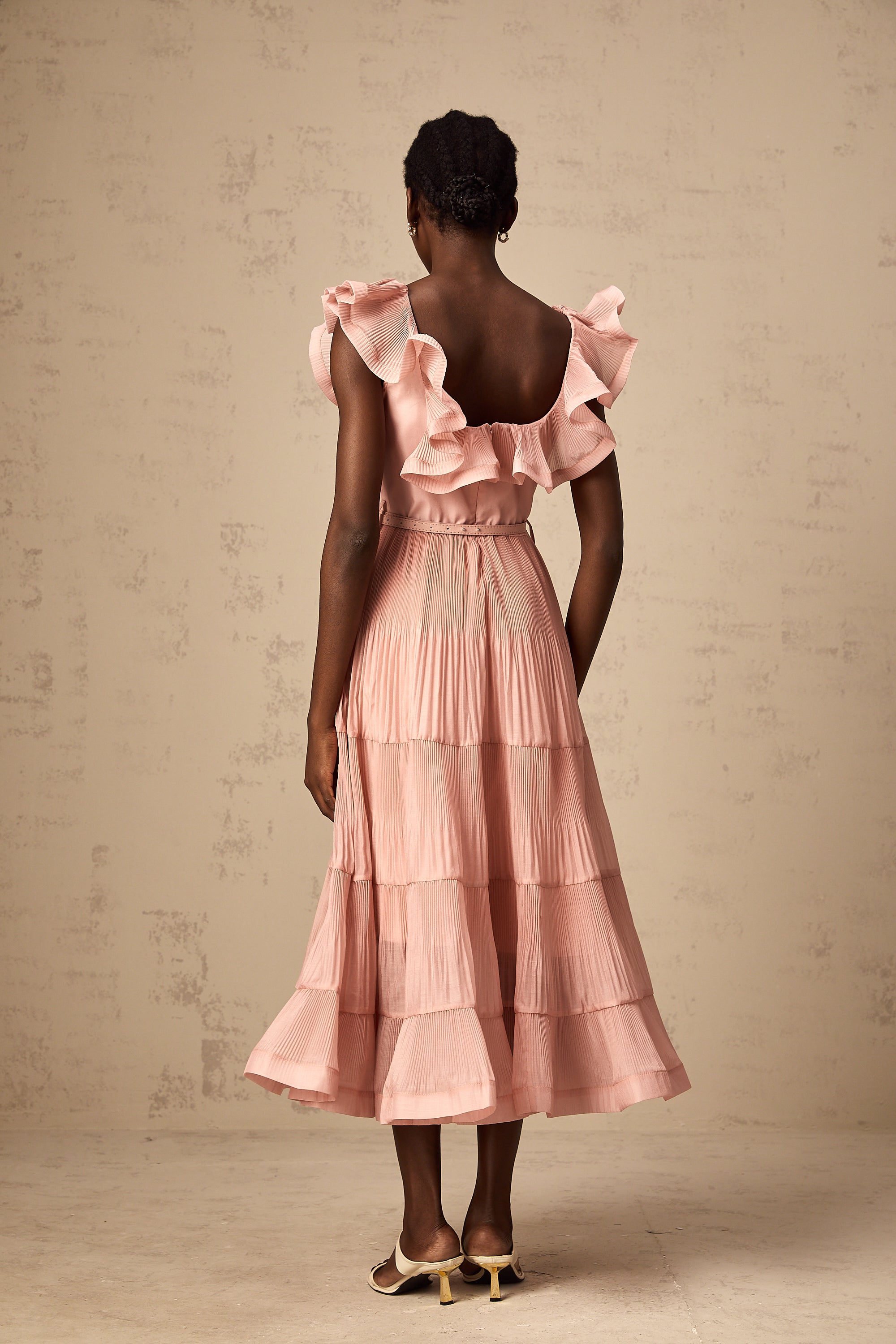 Vestido midi plisado y con volantes en color coral rosa de la marca Final Sale, con diseño elegante y femenino.