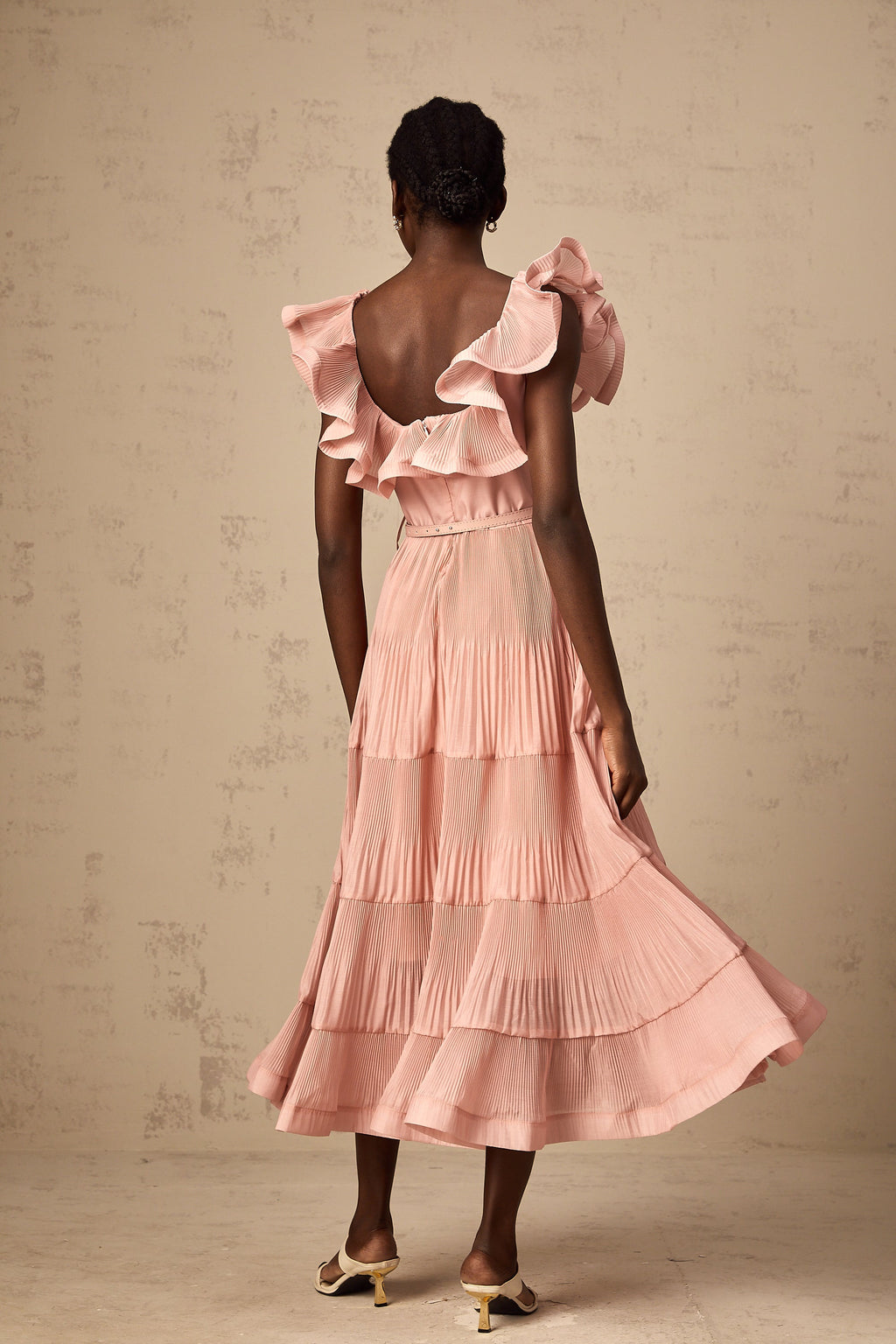 Vestido midi plisado y con volantes en color coral rosa de la marca Final Sale, mostrando el diseño elegante y detalles de la prenda.