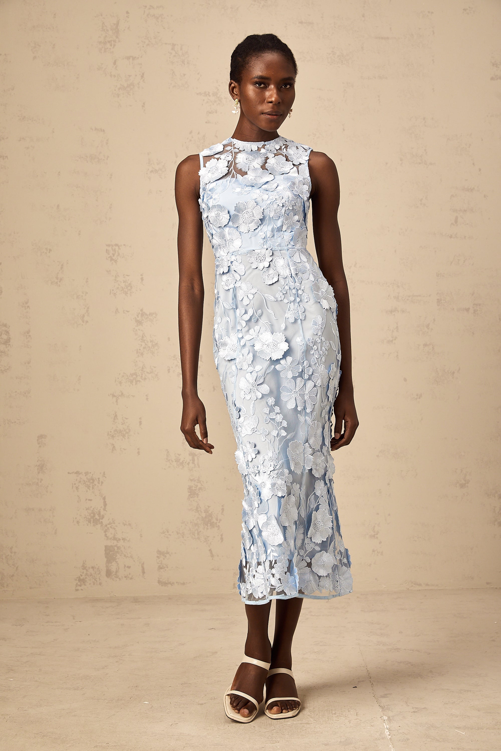 Vestido midi azul de Herta con apliques florales, diseño elegante y femenino, ideal para ocasiones especiales.