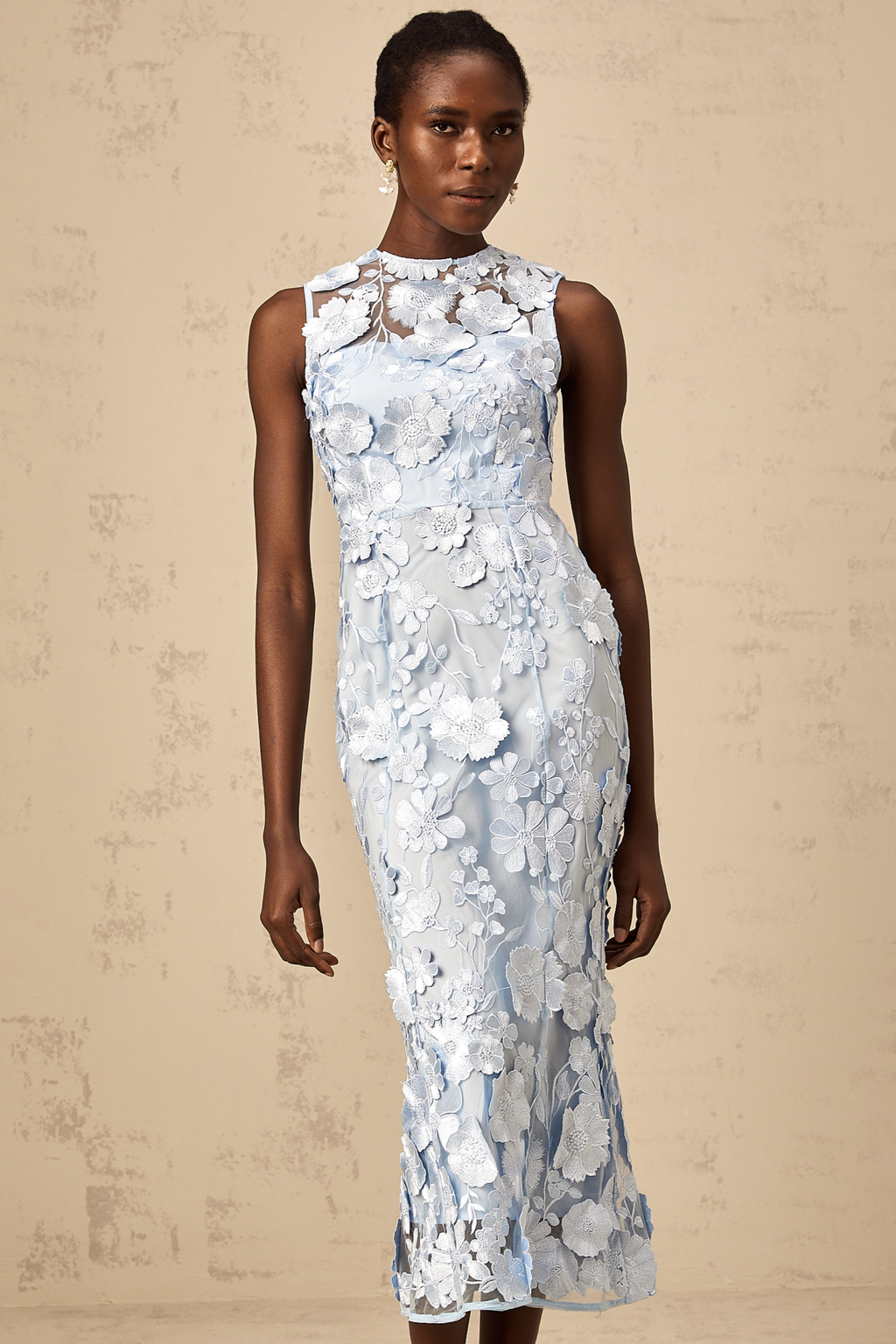 Vestido midi azul con apliques florales de Herta, diseño elegante y moderno para ocasiones especiales.