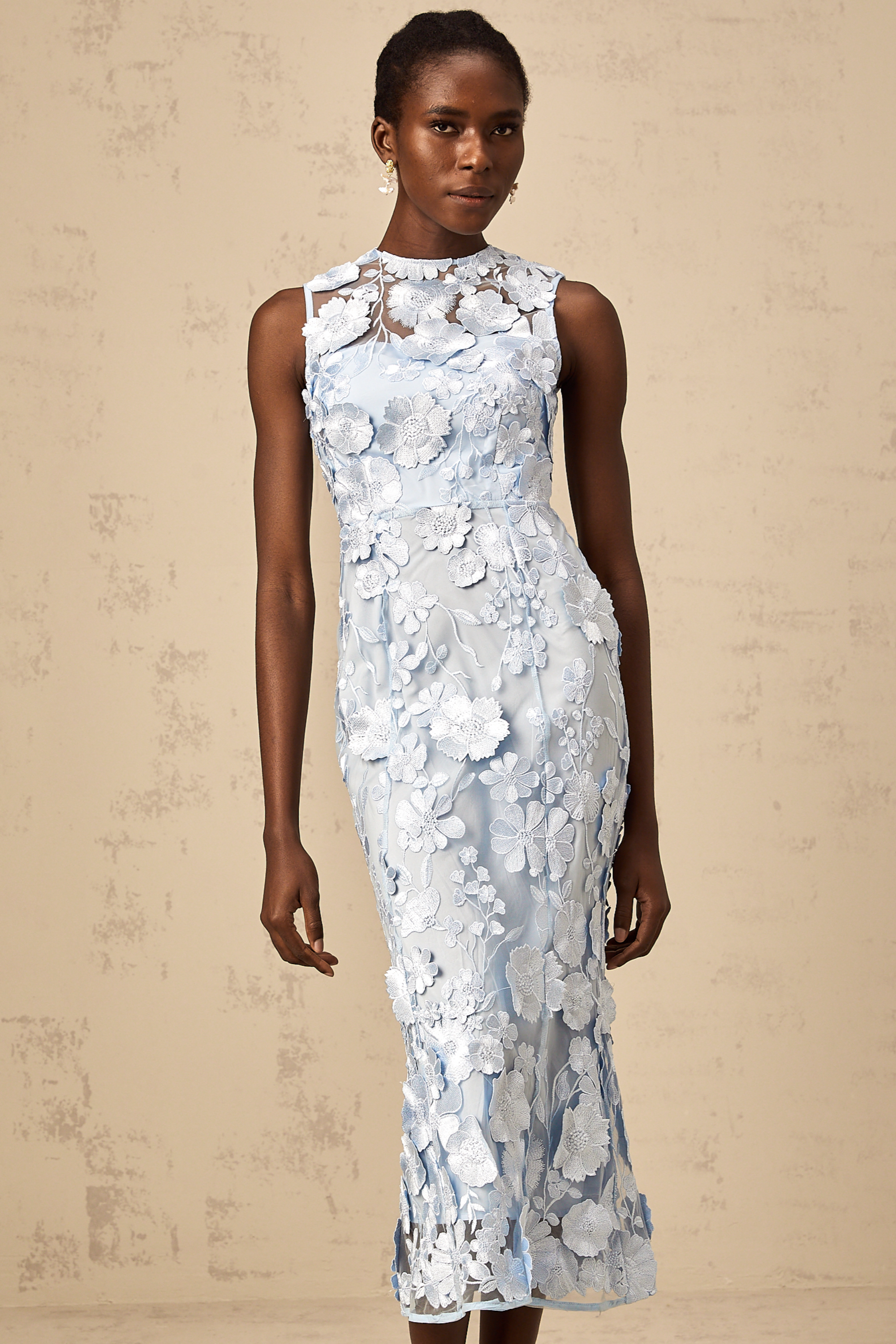 Vestido midi azul con apliques florales de Herta, diseño elegante y moderno para ocasiones especiales.