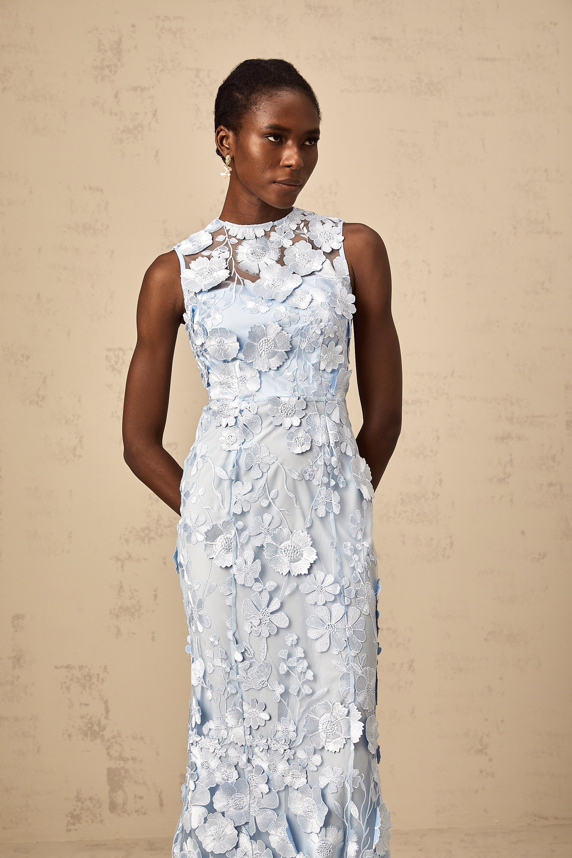 Vestido midi azul con apliques florales de Herta, diseño elegante y femenino, con detalles delicados en la tela.