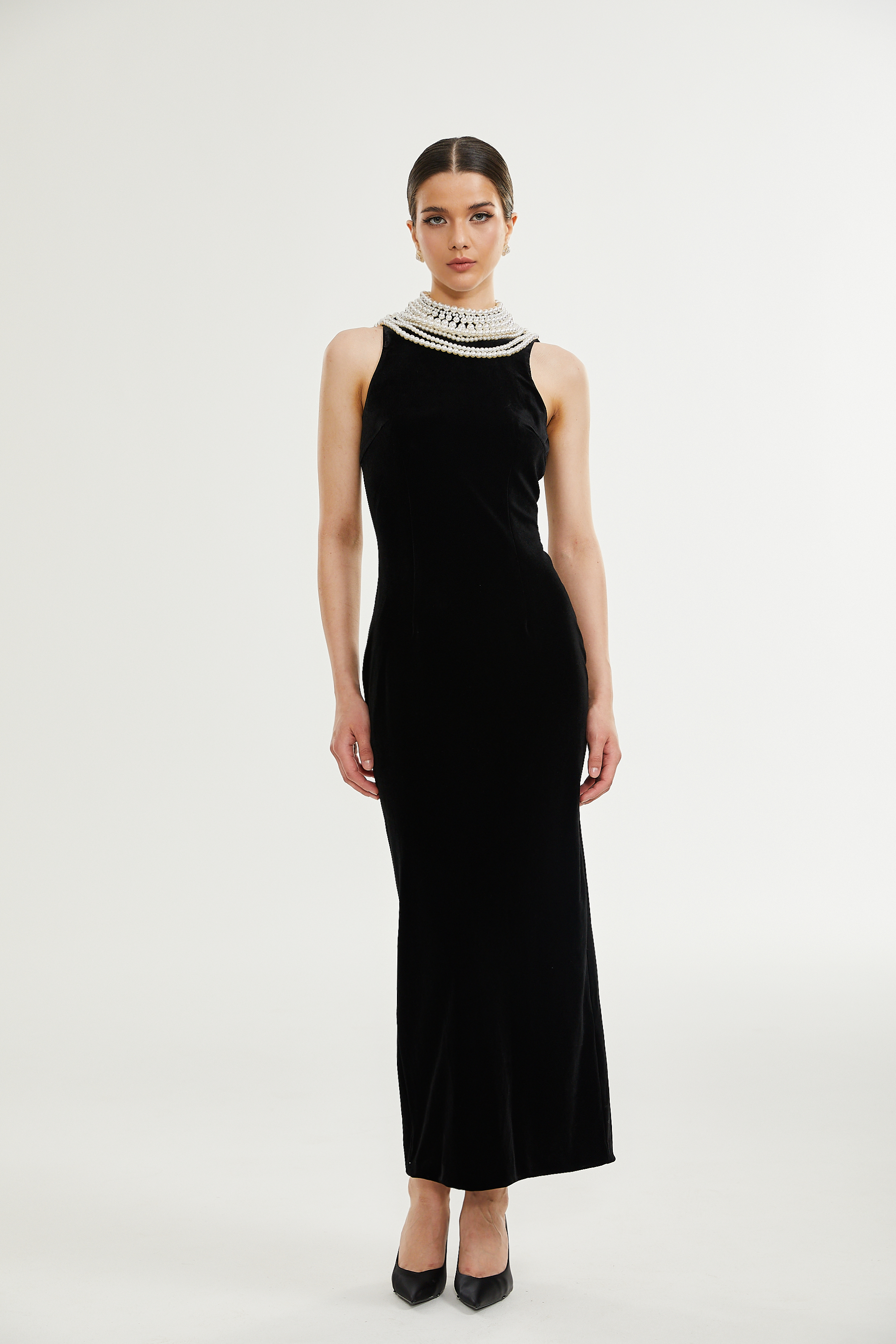 Vestido de terciopelo con perlas falsas de la marca Final Sale, con detalles elegantes y diseño sofisticado en color oscuro.