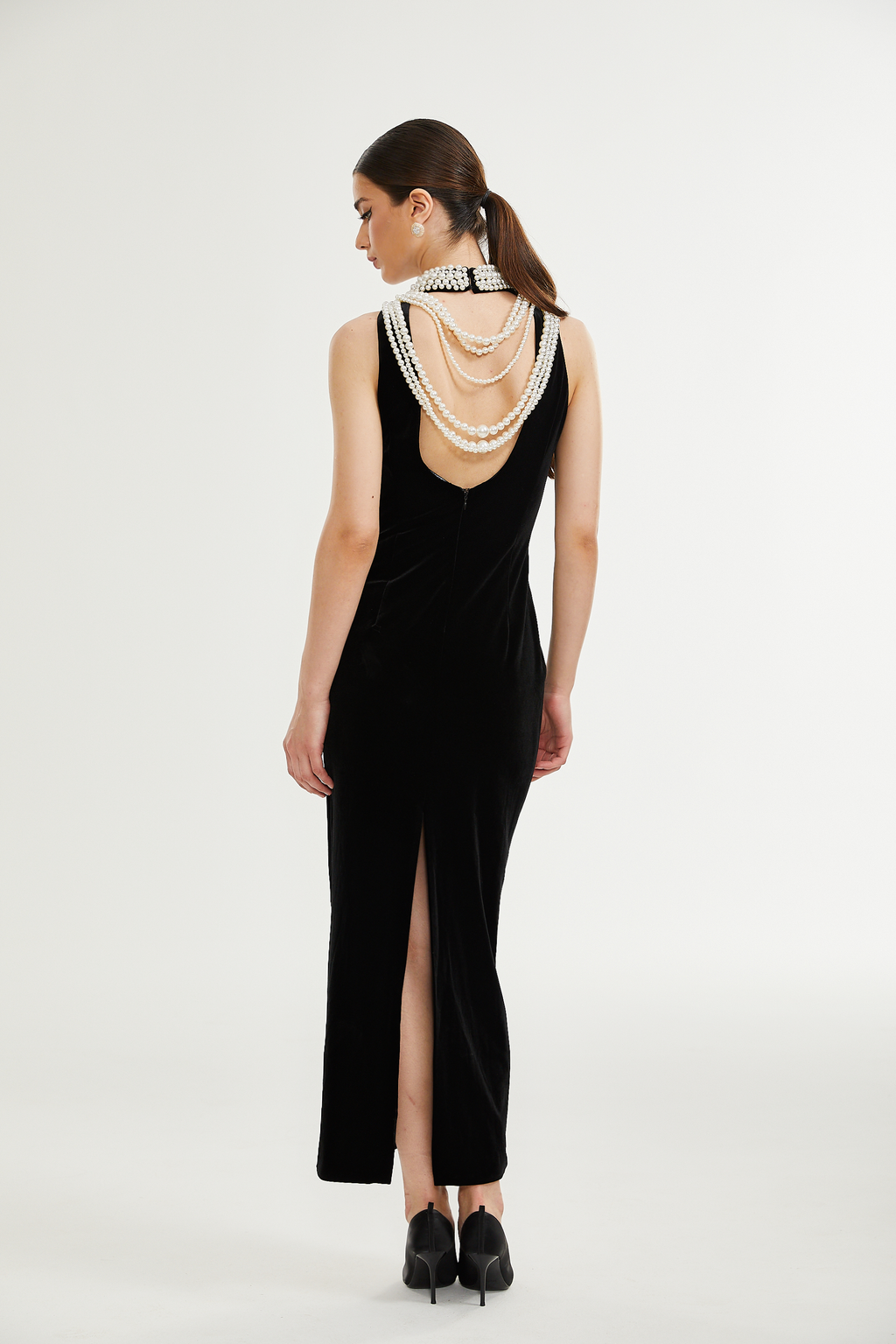 Vestido de terciopelo con perlas falsas de la marca Final Sale, con detalles elegantes y textura suave en la imagen.