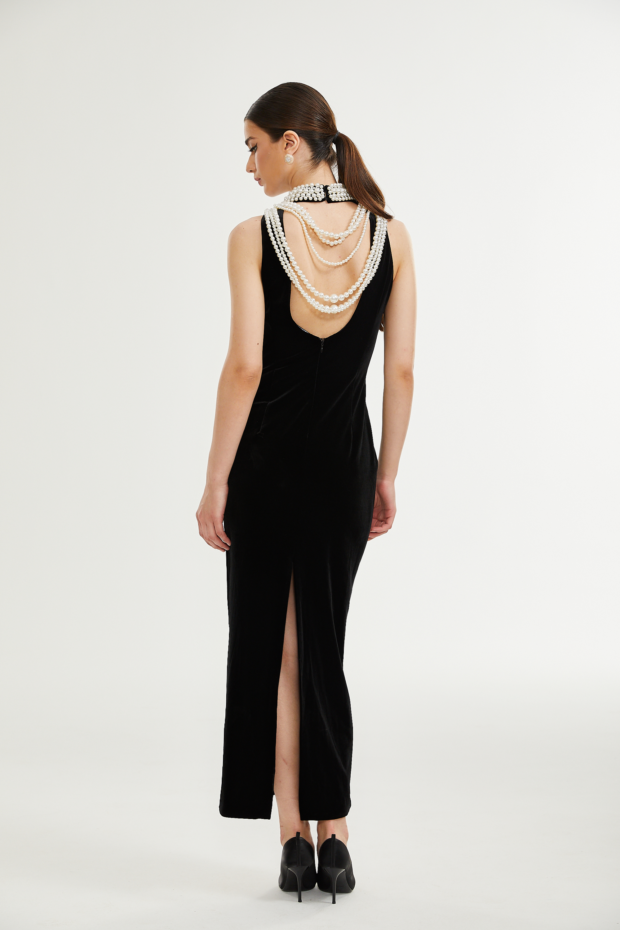 Vestido de terciopelo con perlas falsas de la marca Final Sale, con detalles elegantes y textura suave en la imagen.