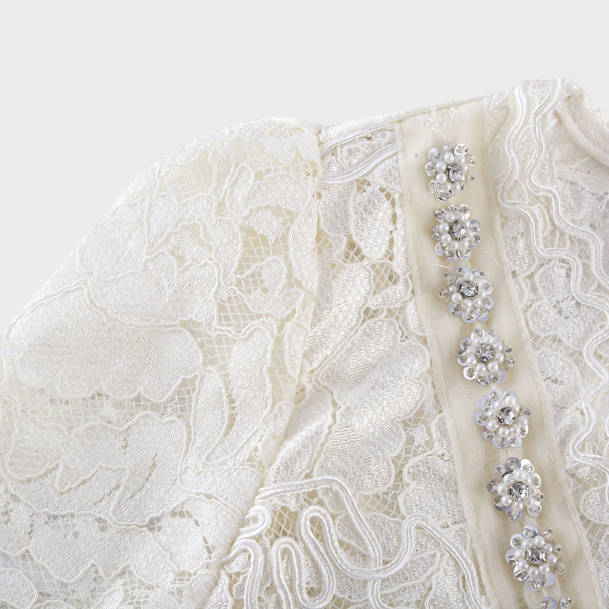 Vestido midi de encaje con embellishments Kalena, elegante y femenino, con detalles decorativos en el diseño de la prenda.