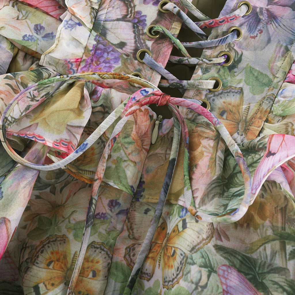Vestido corto plisado con estampado floral Juliette de Final Sale, con diseño elegante y detalles femeninos en colores vibrantes.