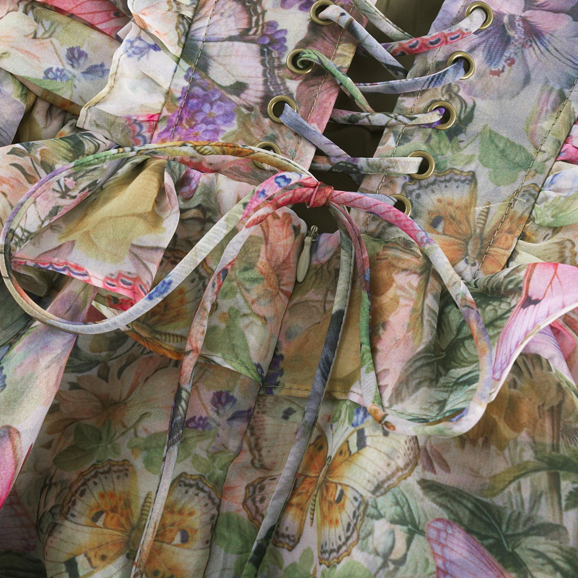 Vestido corto plisado con estampado floral Juliette de Final Sale, con diseño elegante y detalles femeninos en colores vibrantes.