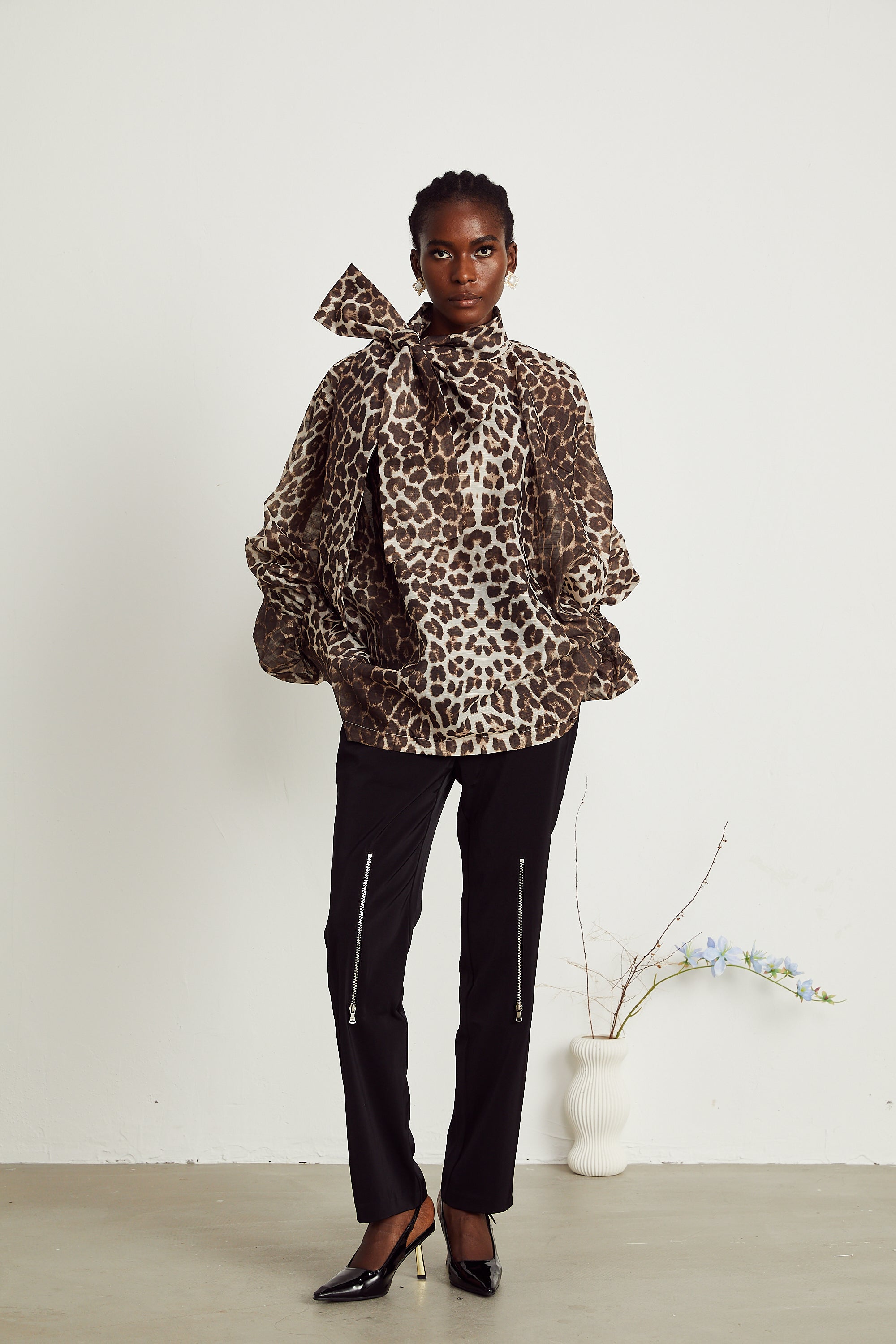 Blusa oversize con mangas amplias de estampado leopardo de la marca Final Sale, estilo cómodo y moderno para mujer.
