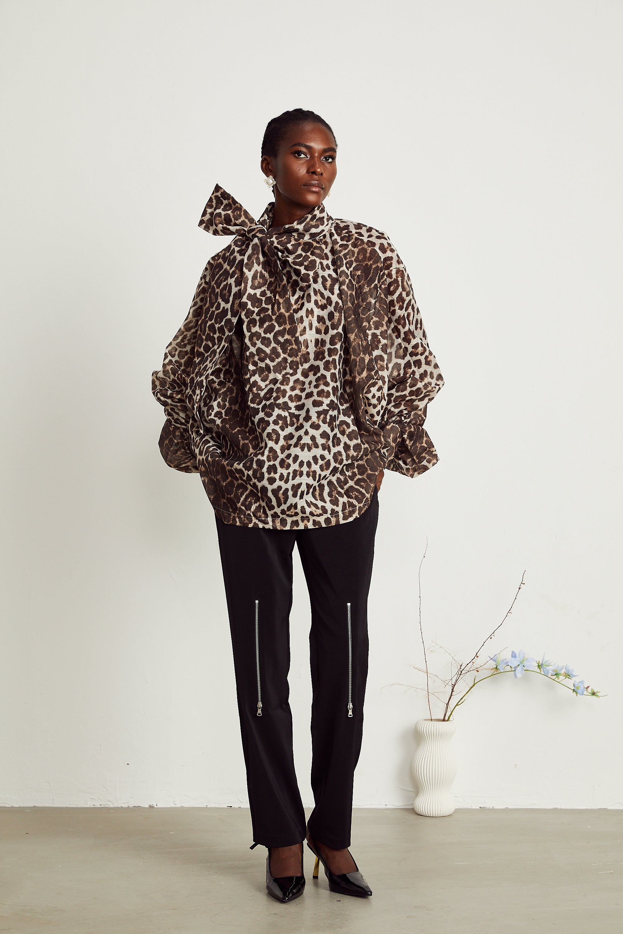 Blusa oversize de manga larga con estampado de leopardo de la marca Final Sale, diseño holgado y moderno en tonos neutros.
