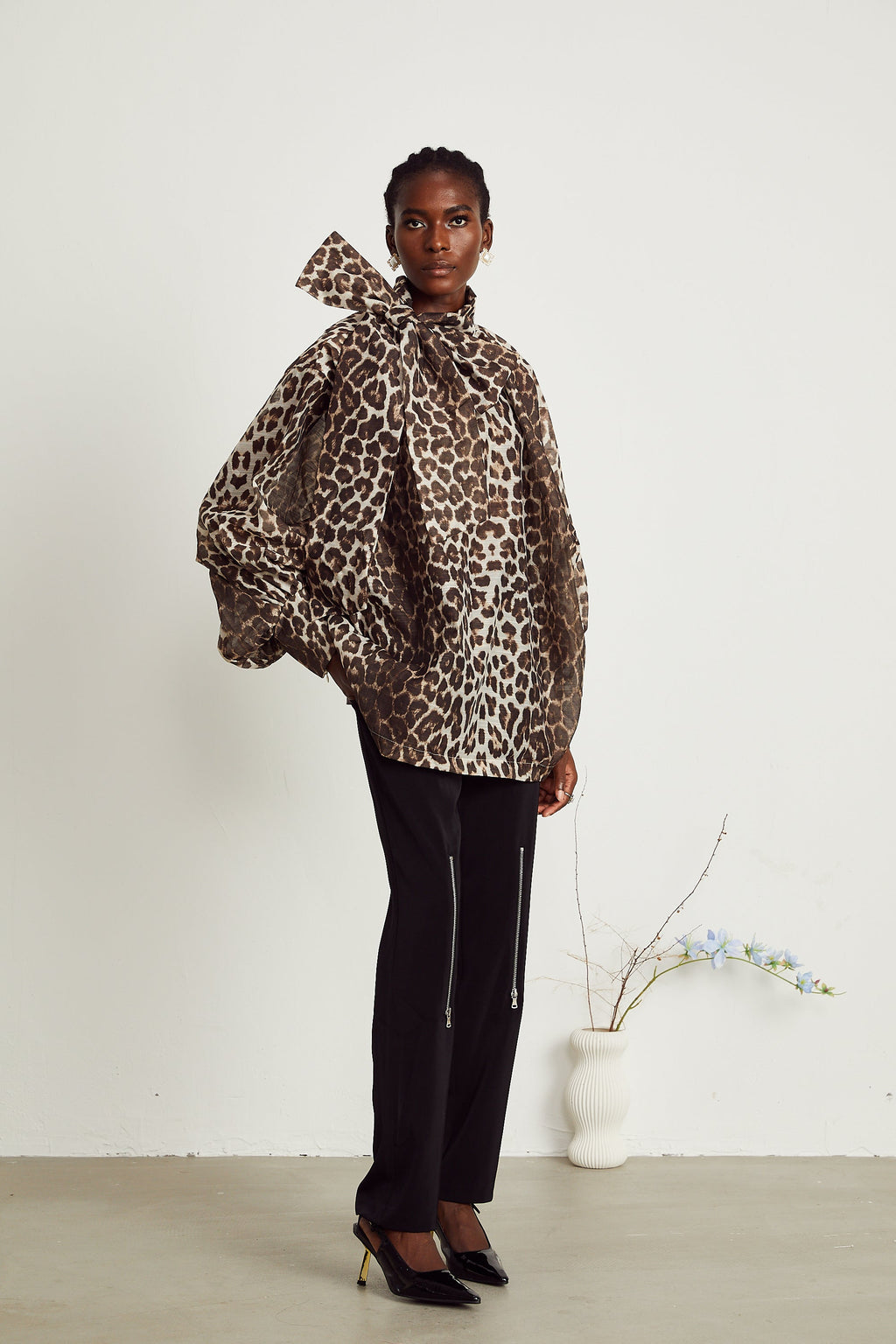 Blusa oversize con estampado de leopardo y mangas grandes de la marca Final Sale, vista frontal en color beige y negro.