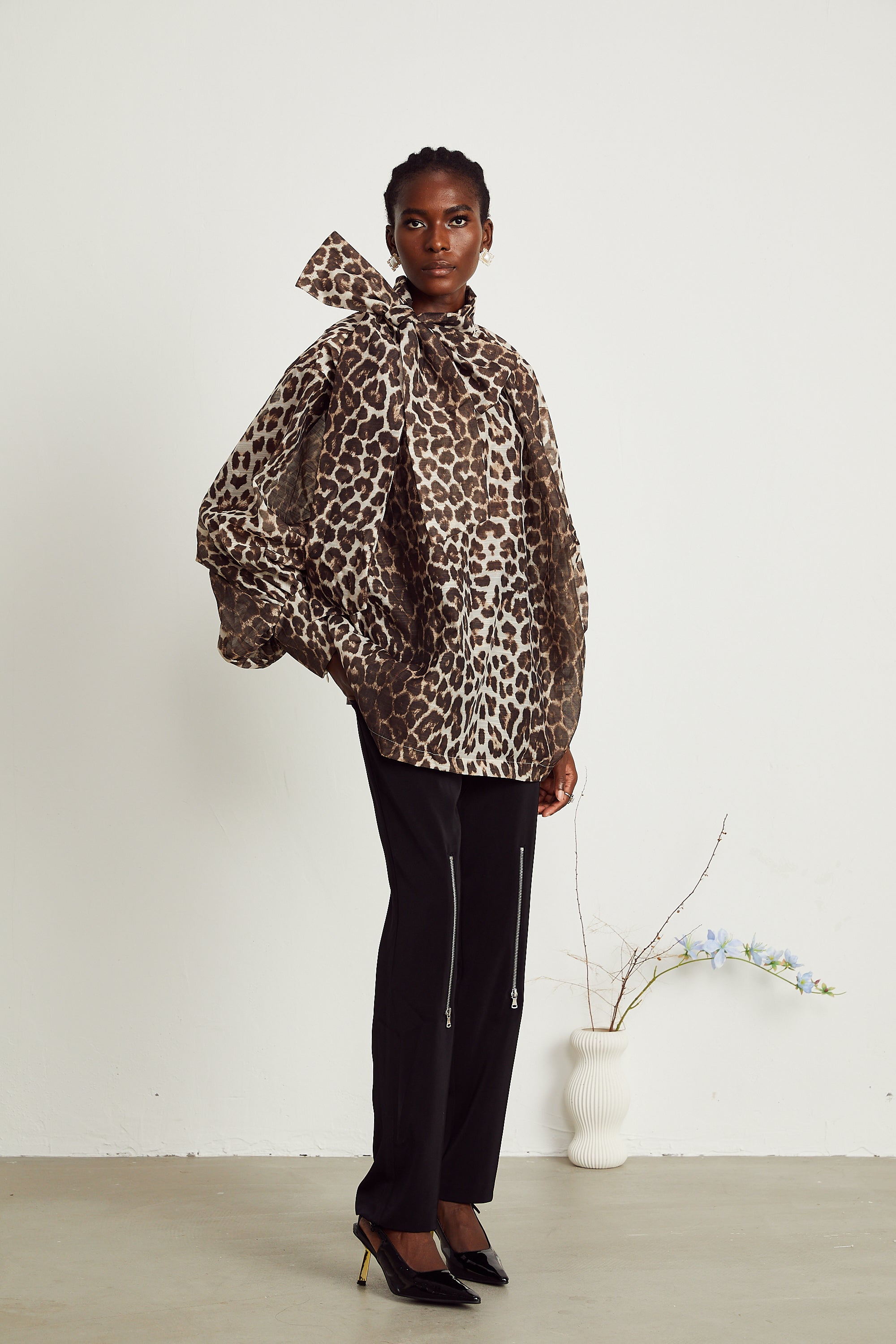 Blusa oversize con estampado de leopardo y mangas grandes de la marca Final Sale, vista frontal en color beige y negro.