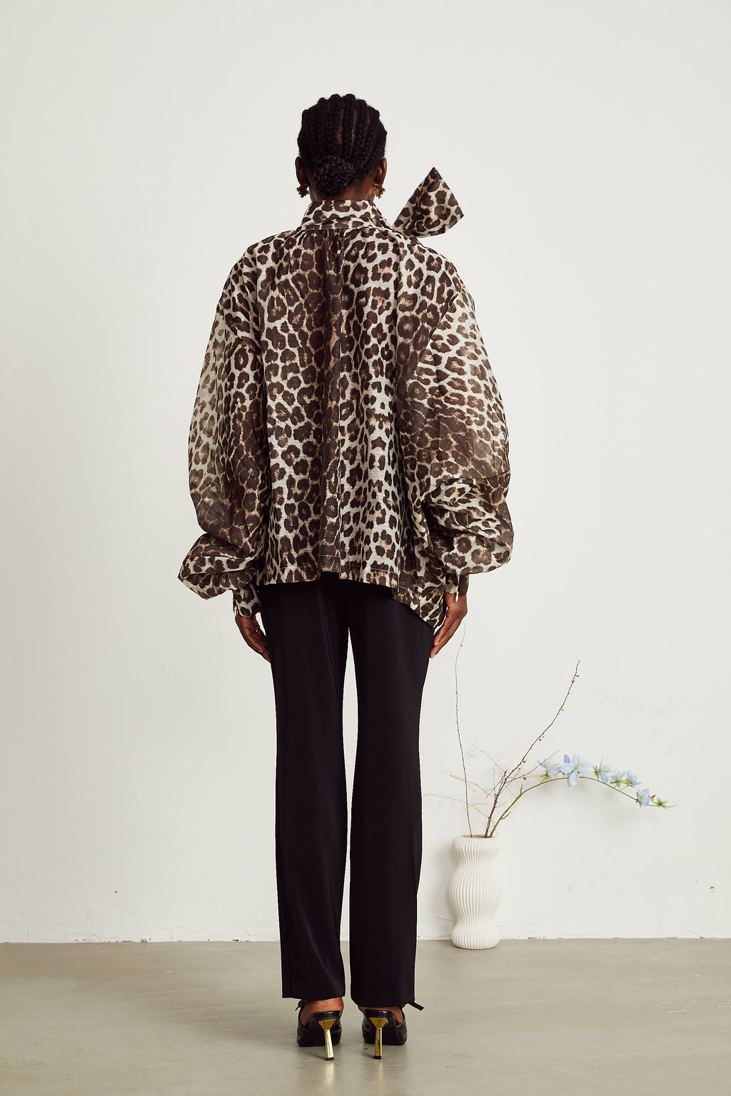 Blusa oversize de manga larga con estampado de leopardo de la marca Final Sale, diseño amplio y estilo moderno.