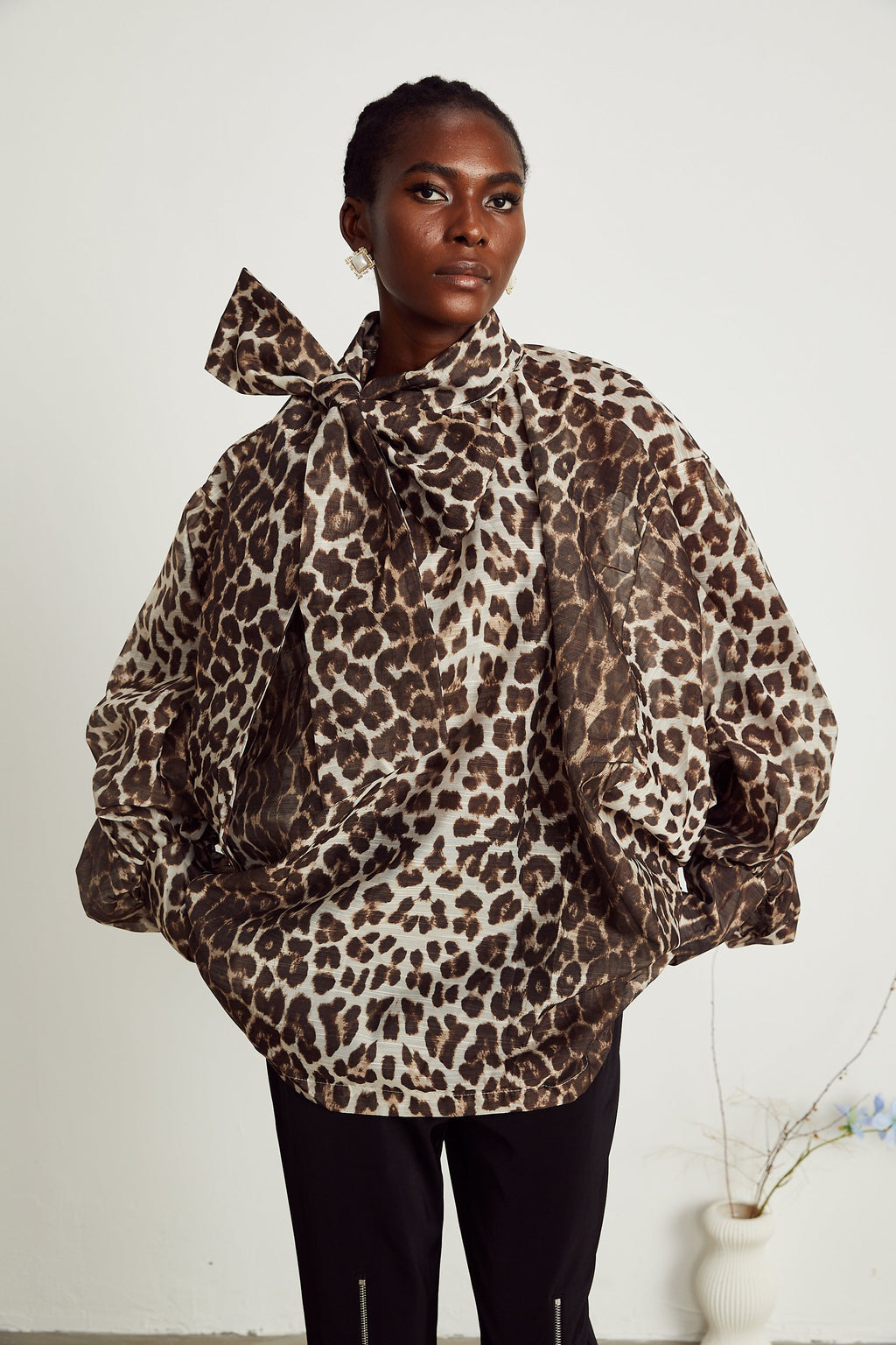 Blusa oversize de manga larga con estampado de leopardo de la marca Final Sale, visible en la imagen.