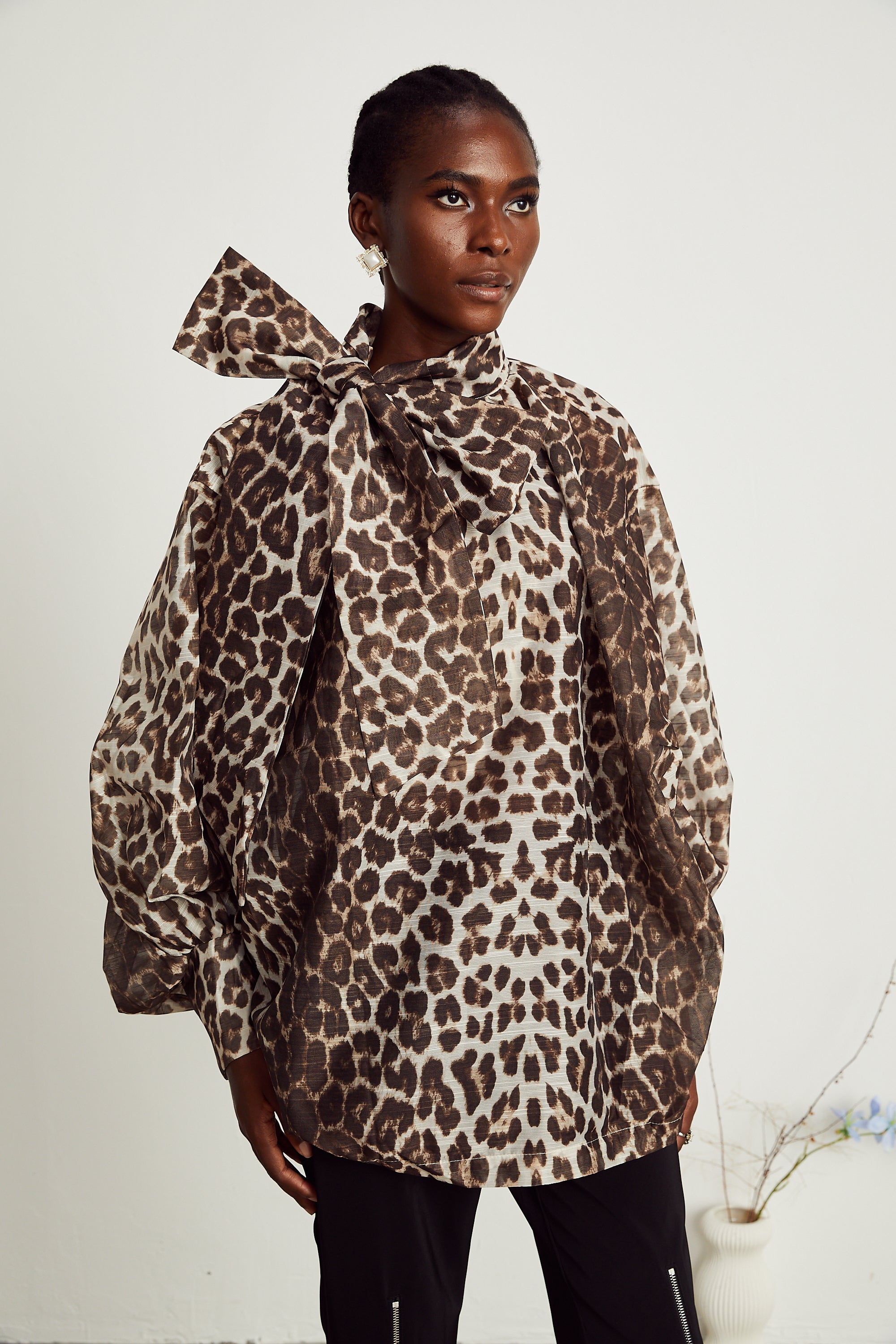 Blusa de manga ancha con estampado leopardo en colores neutros, estilo oversize, de la marca Final Sale.