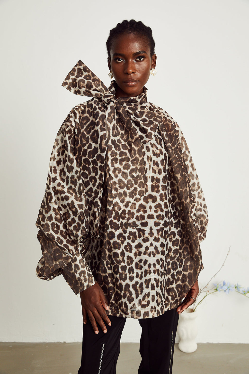Blusa de manga oversize con estampado de leopardo de la marca Final Sale, estilo holgado y moderno, en imagen.