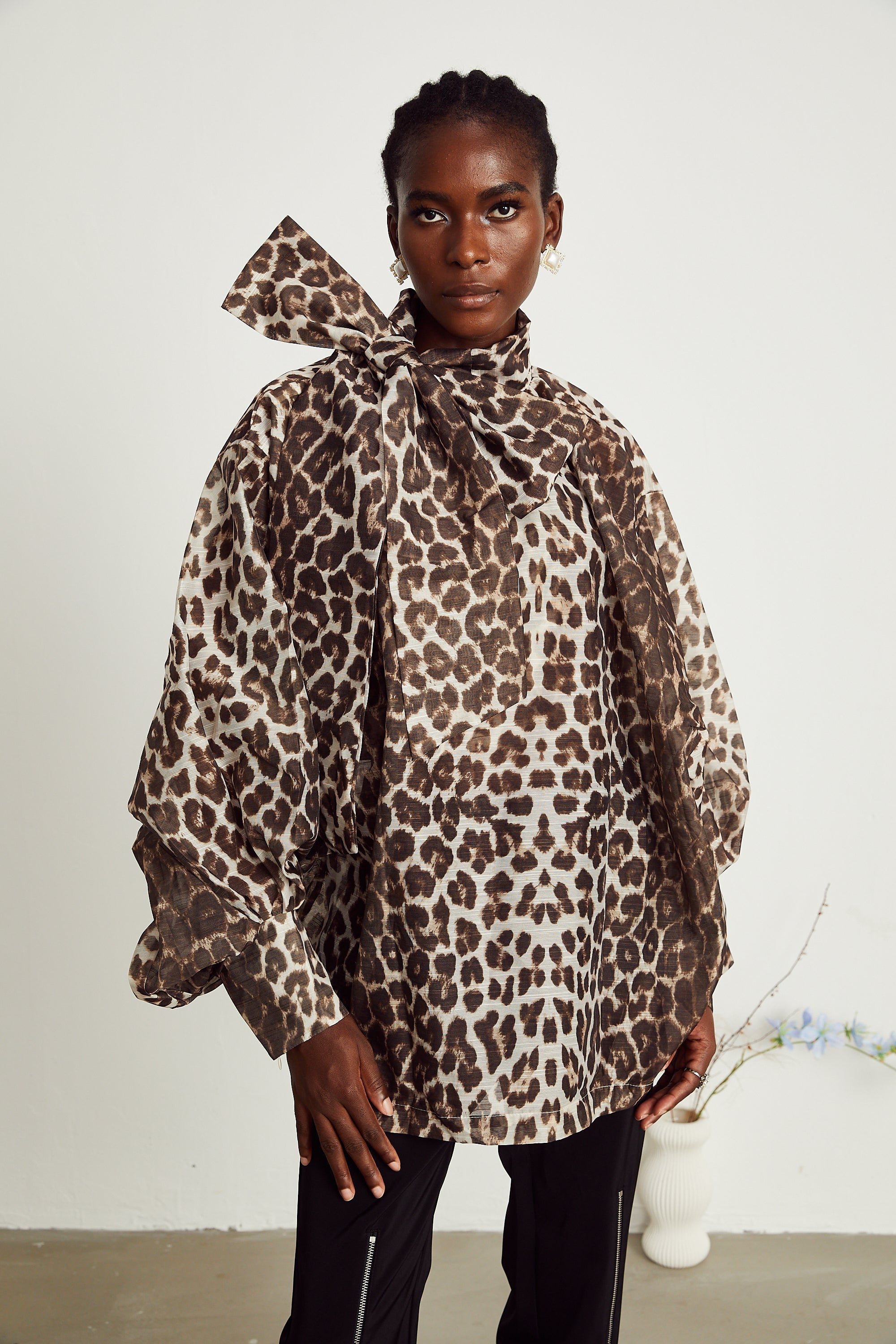 Blusa de manga oversize con estampado de leopardo de la marca Final Sale, estilo holgado y moderno, en imagen.