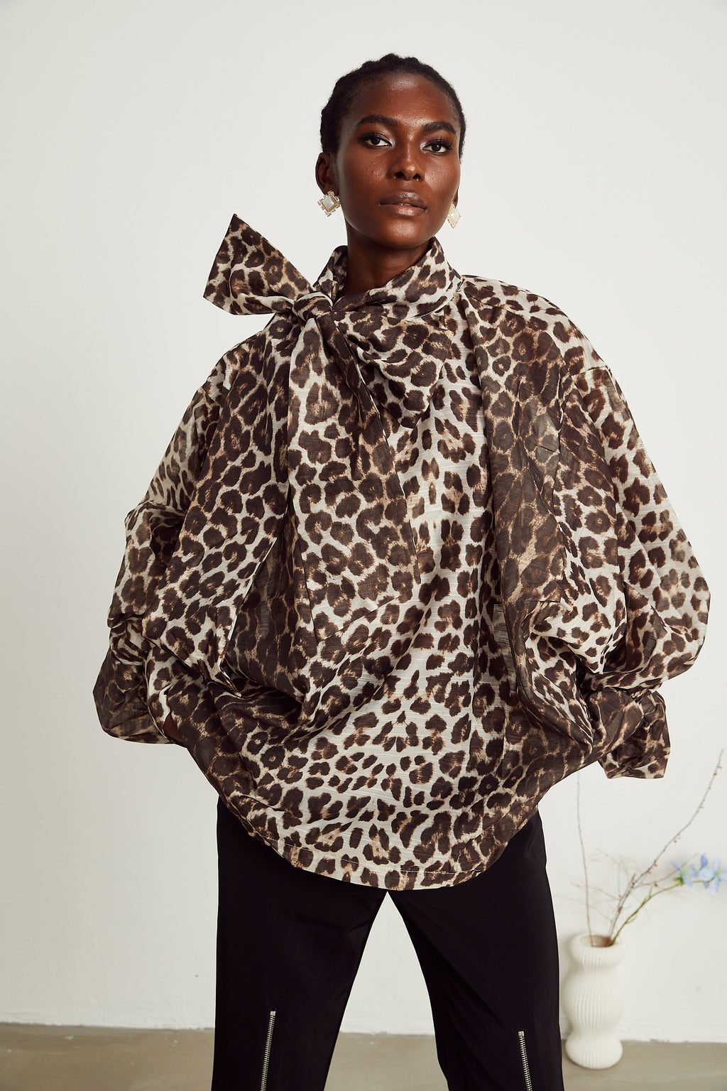 Blusa oversize con mangas largas de estampado leopardo de la marca Final Sale, estilo moderno y cómodo para mujer.