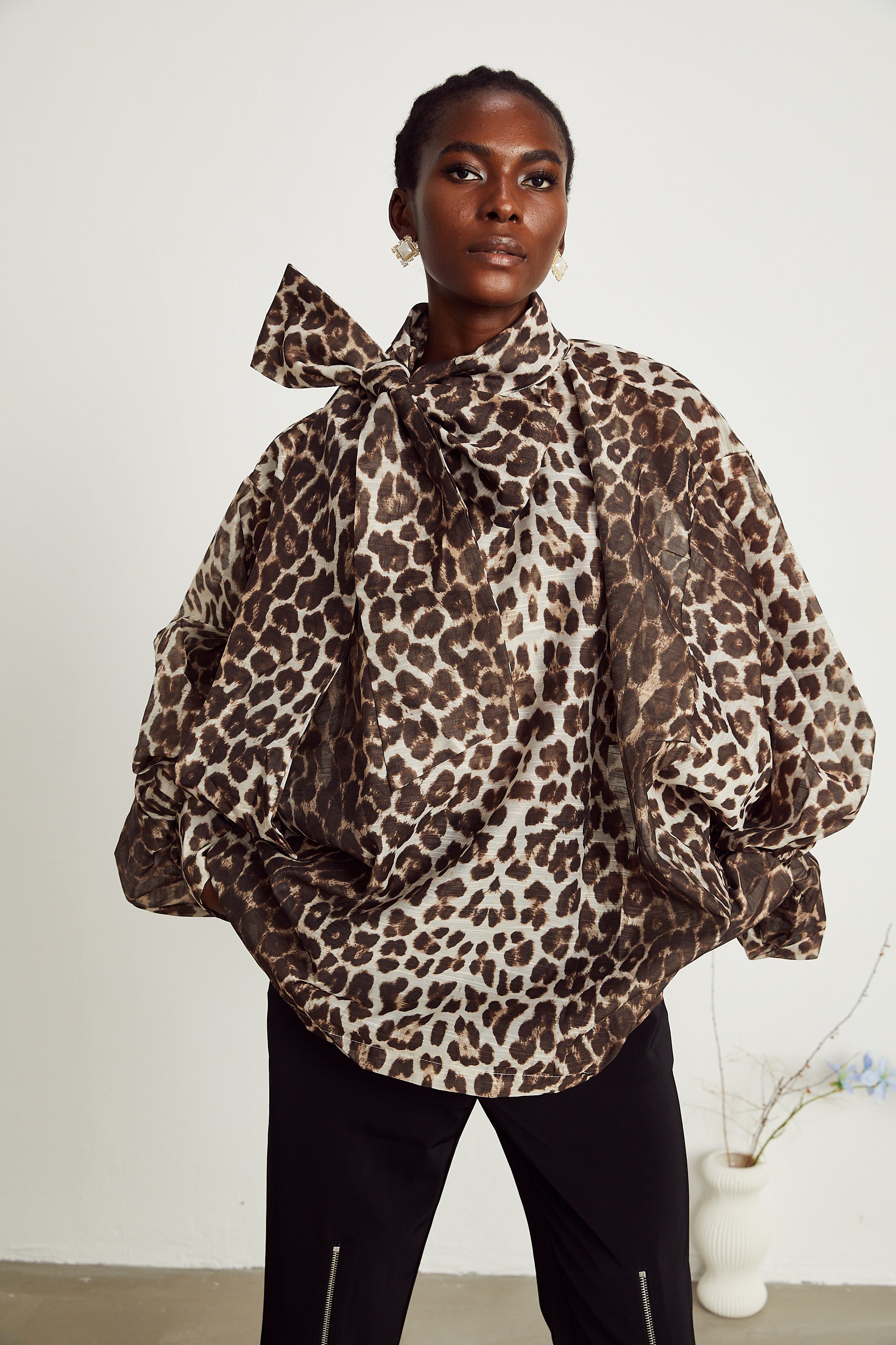 Blusa oversize con mangas largas de estampado leopardo de la marca Final Sale, estilo moderno y cómodo para mujer.