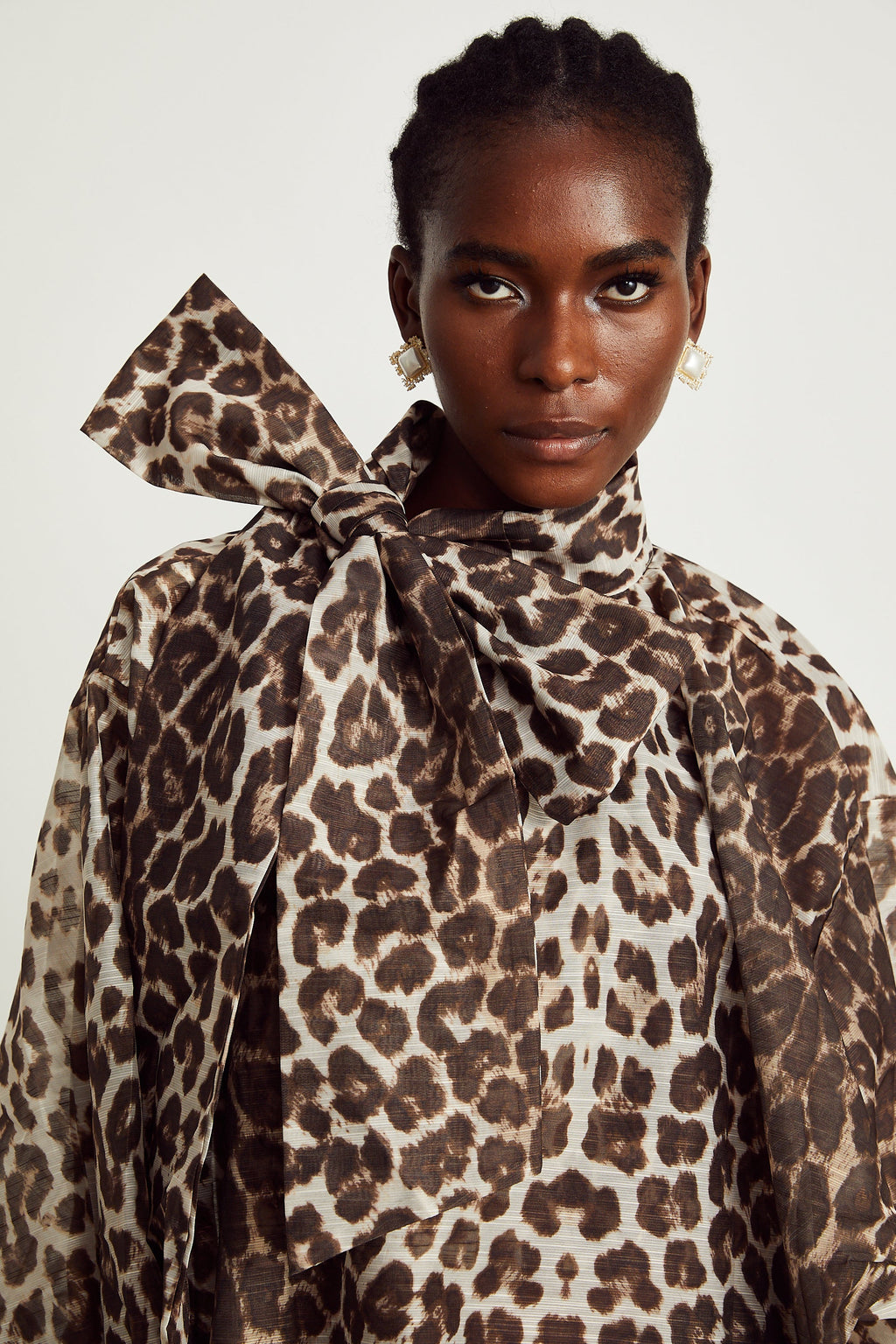 Blusa de manga oversize con estampado de leopardo de la marca Final Sale, diseño amplio y moderno en colores neutros.