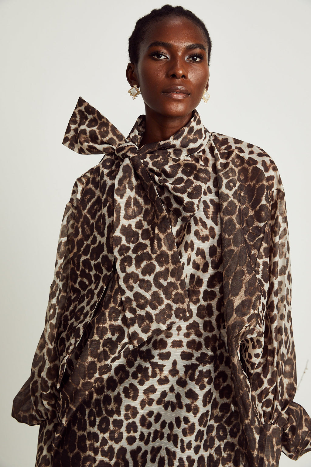 Blusa oversize con mangas largas y estampado de leopardo de la marca Final Sale, vista frontal en color neutro.