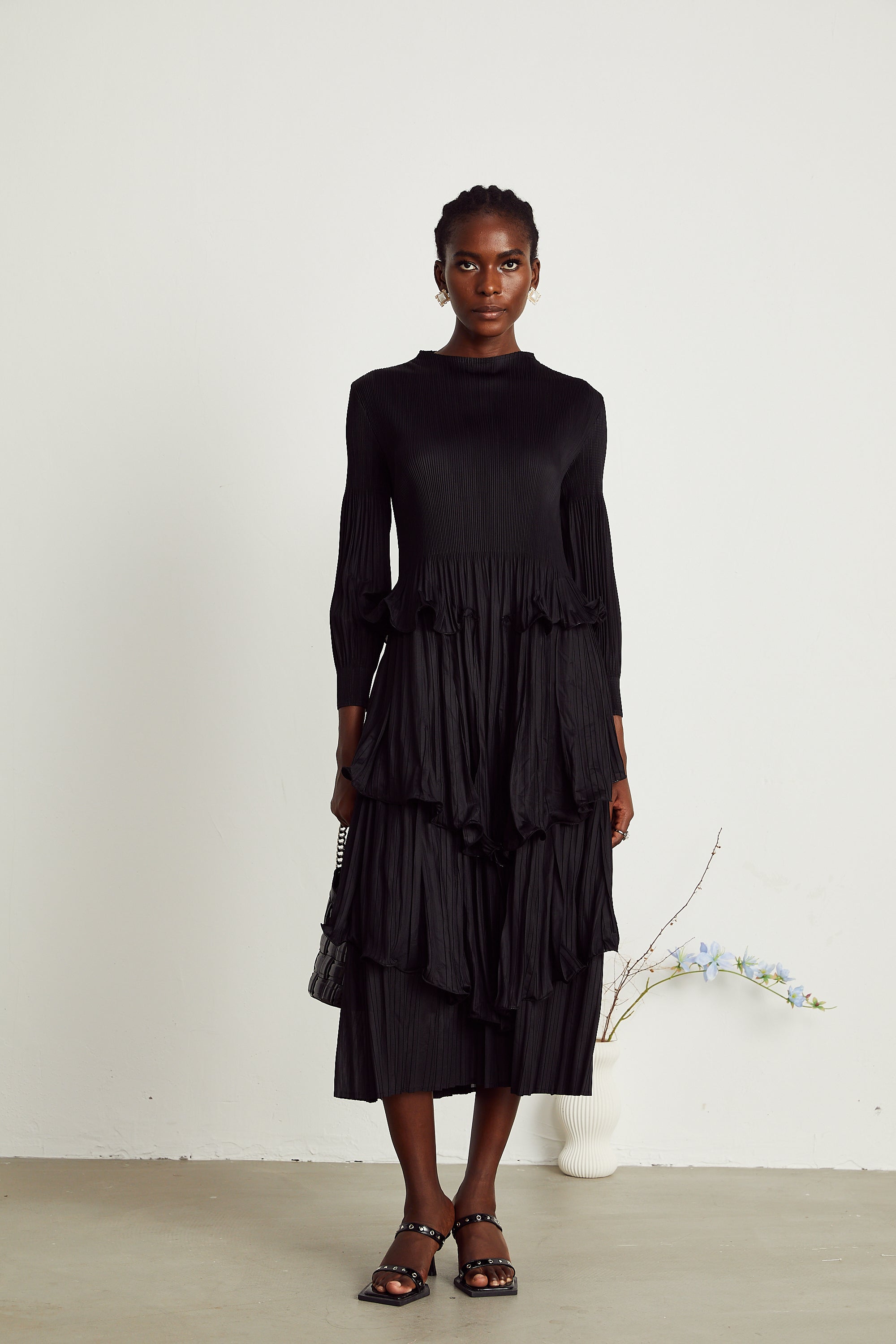 Vestido midi negro con vuelos y pliegues de la marca MRMelbourne, con diseño en capas y estilo elegante.
