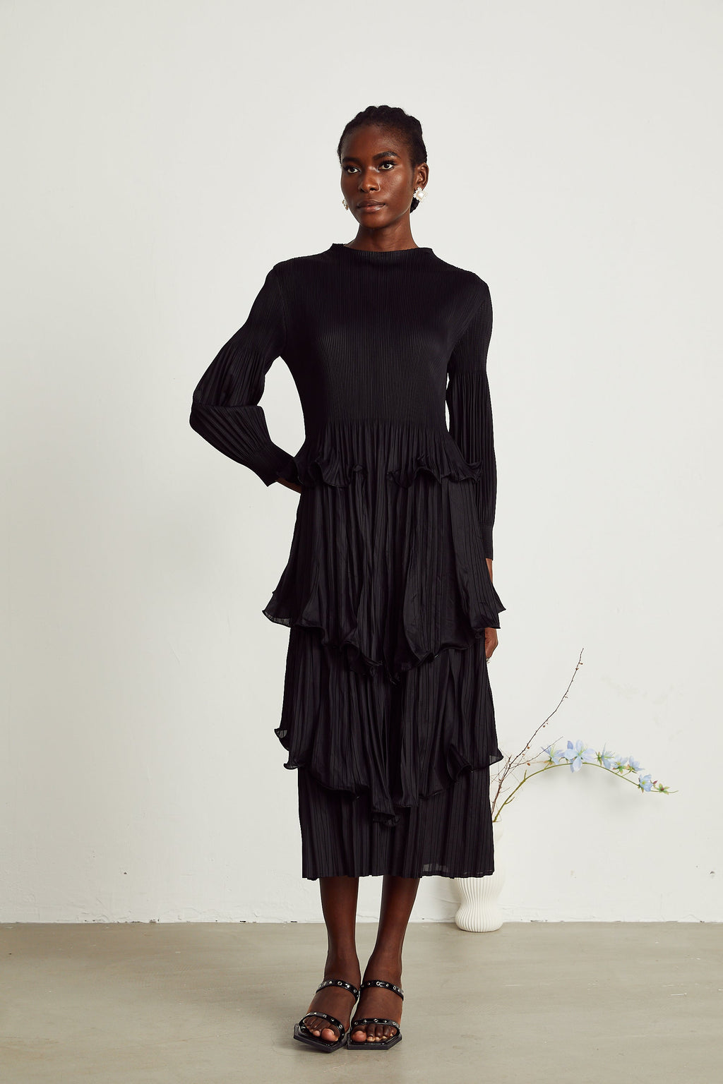 Vestido midi negro con fruncido en capas y pliegues, estilo elegante de MRMelbourne, visible en la imagen.