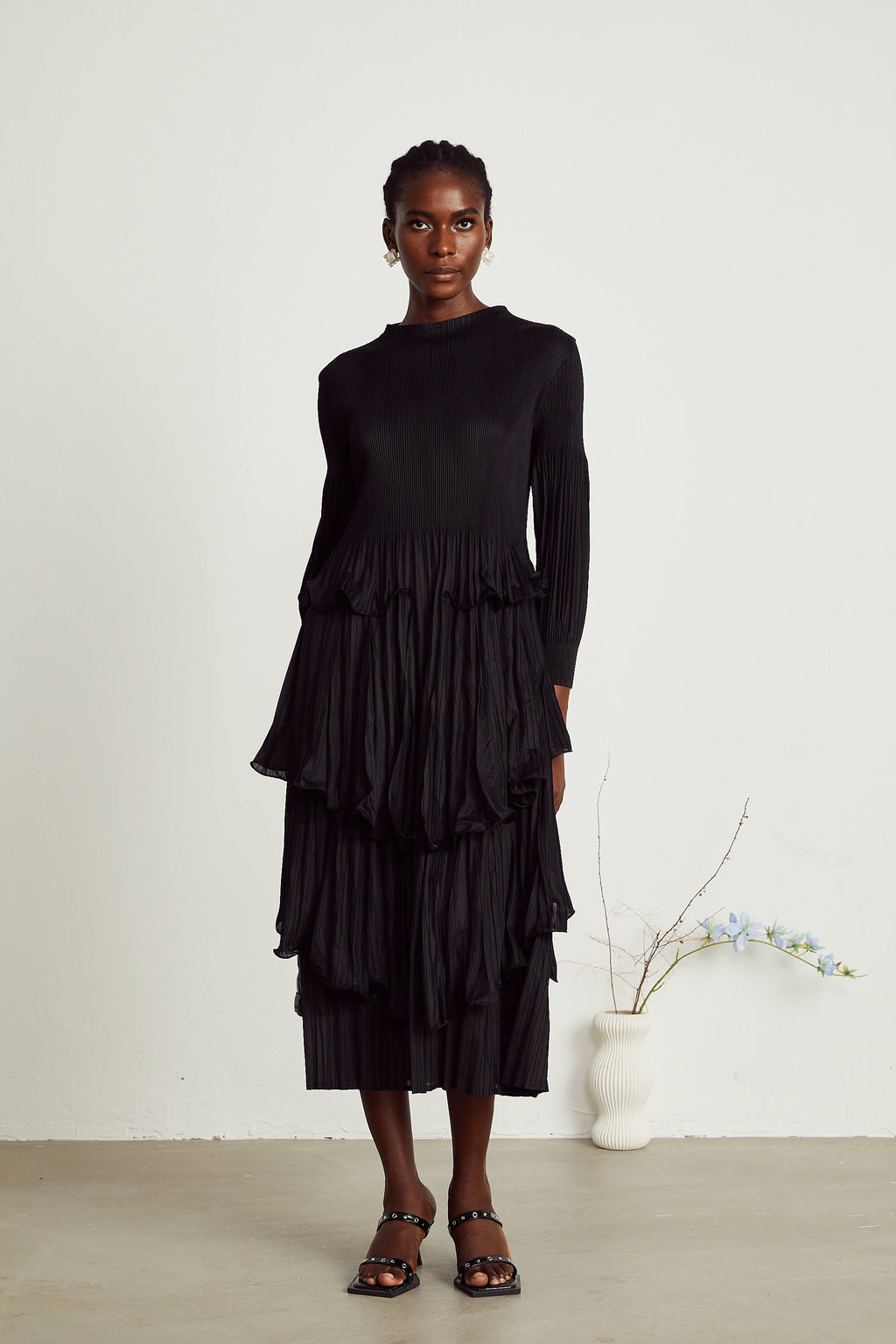 Vestido midi negro con volantes y pliegues en capas de MRMelbourne, estilo elegante y moderno para ocasiones especiales.